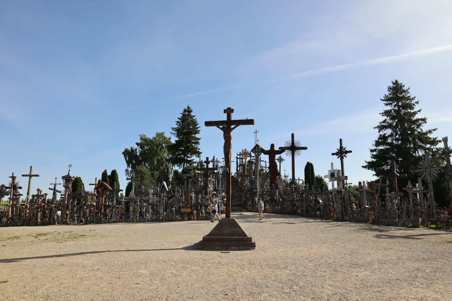 Paisaje con numerosas cruces en un sitio de peregrinación