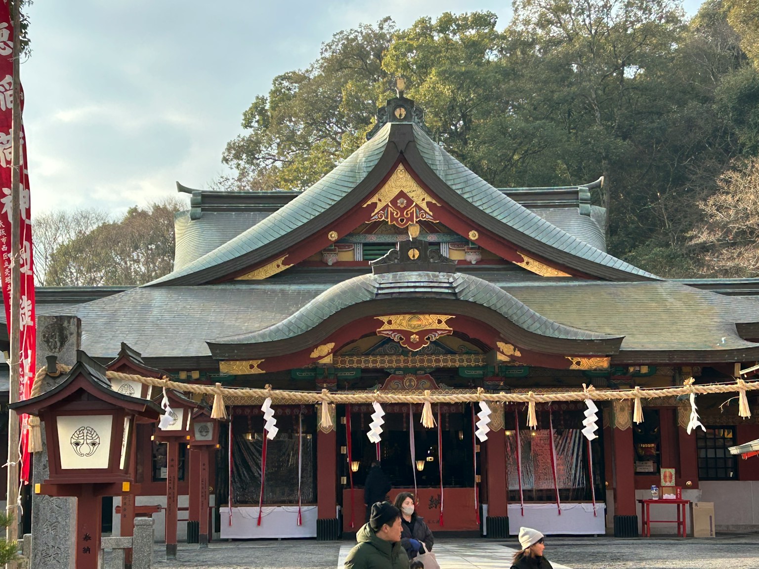 神社の伝統的な建築様式が特徴的な風景