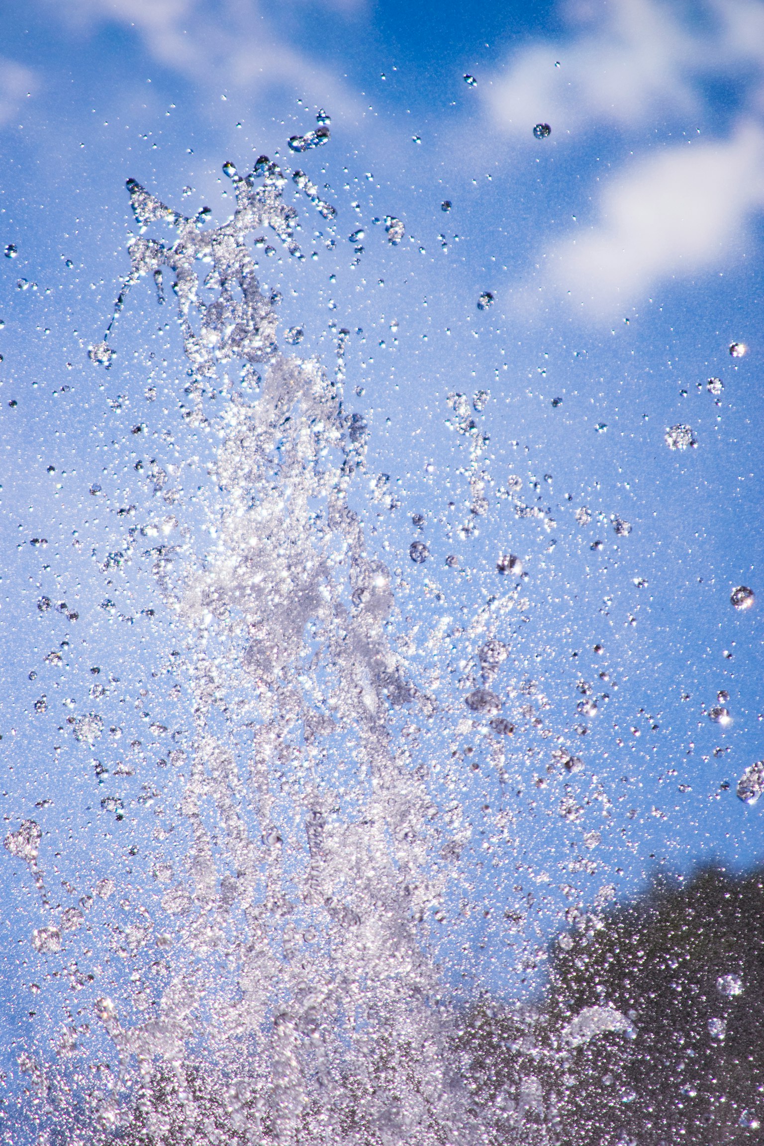 Ein schöner Brunnen spritzt Wasser unter einem blauen Himmel