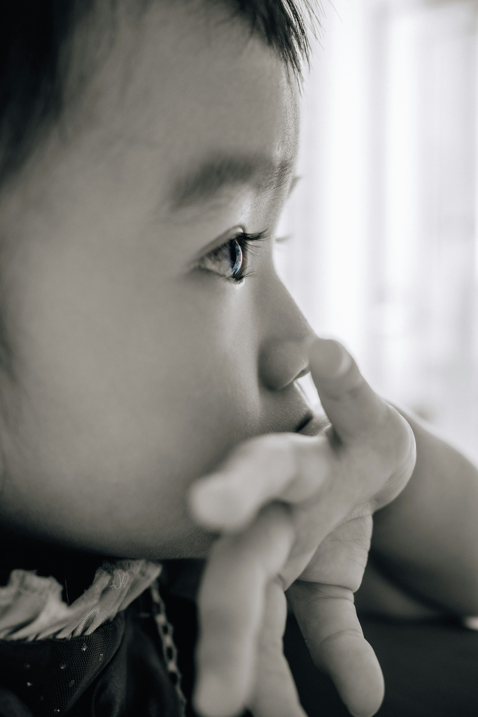 Profil noir et blanc d'un enfant expression pensive détails des cheveux et des yeux