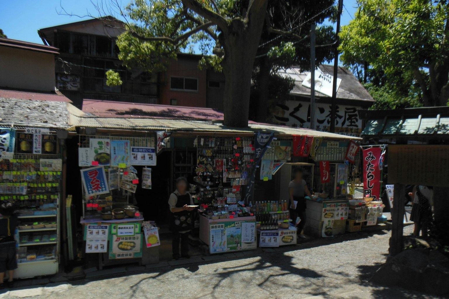 生动的街景，摊位展示各种海报和物品