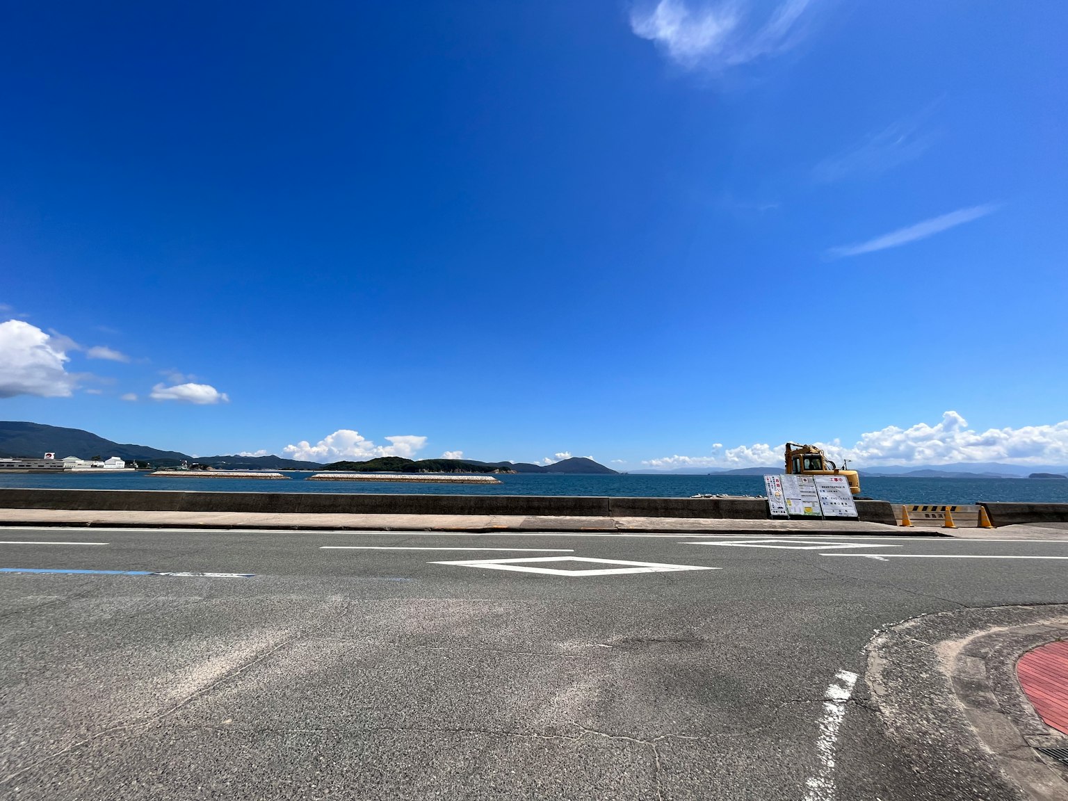 清澈蓝天下沿海公路的风景