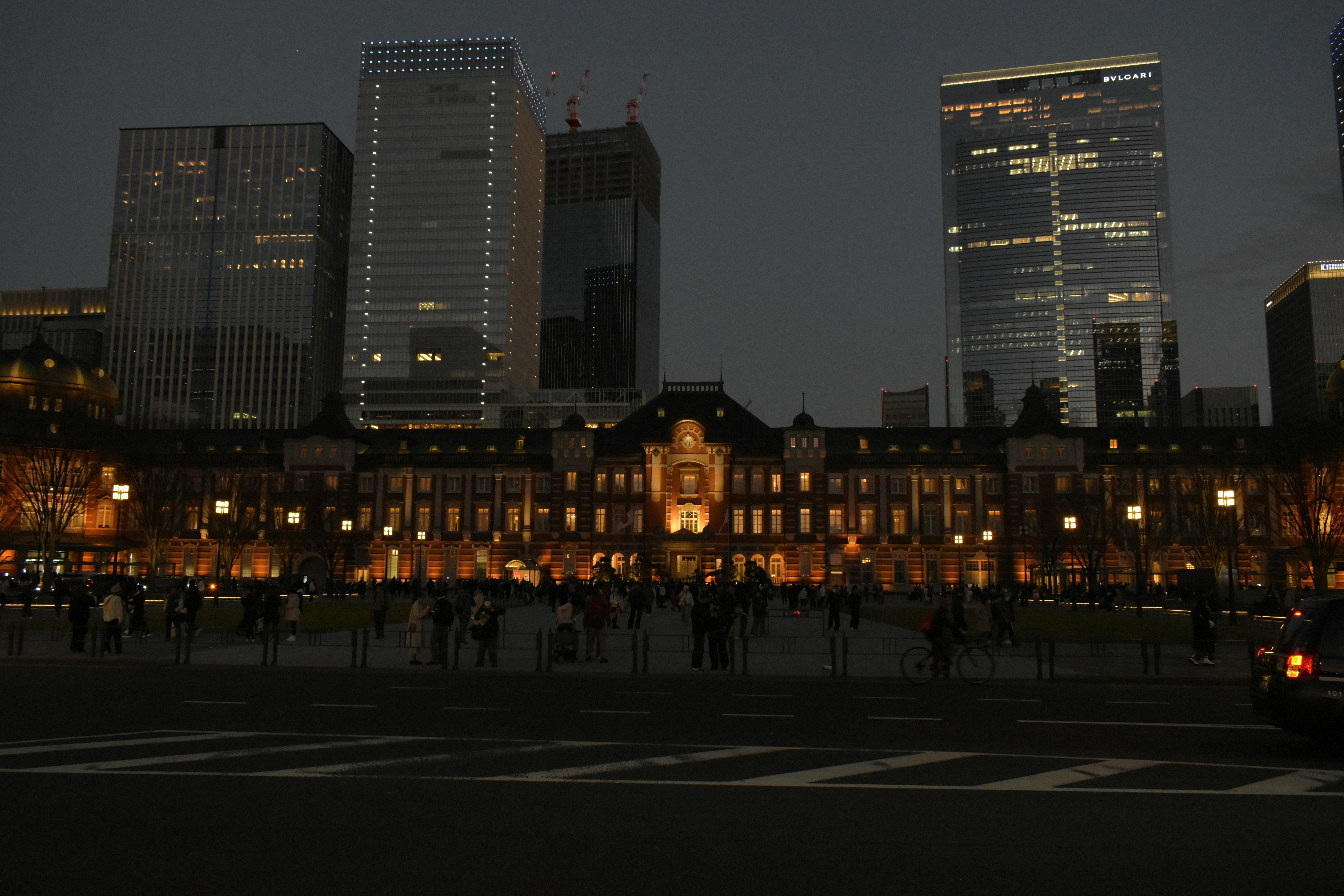 夕方の東京駅前の街並みとビル群