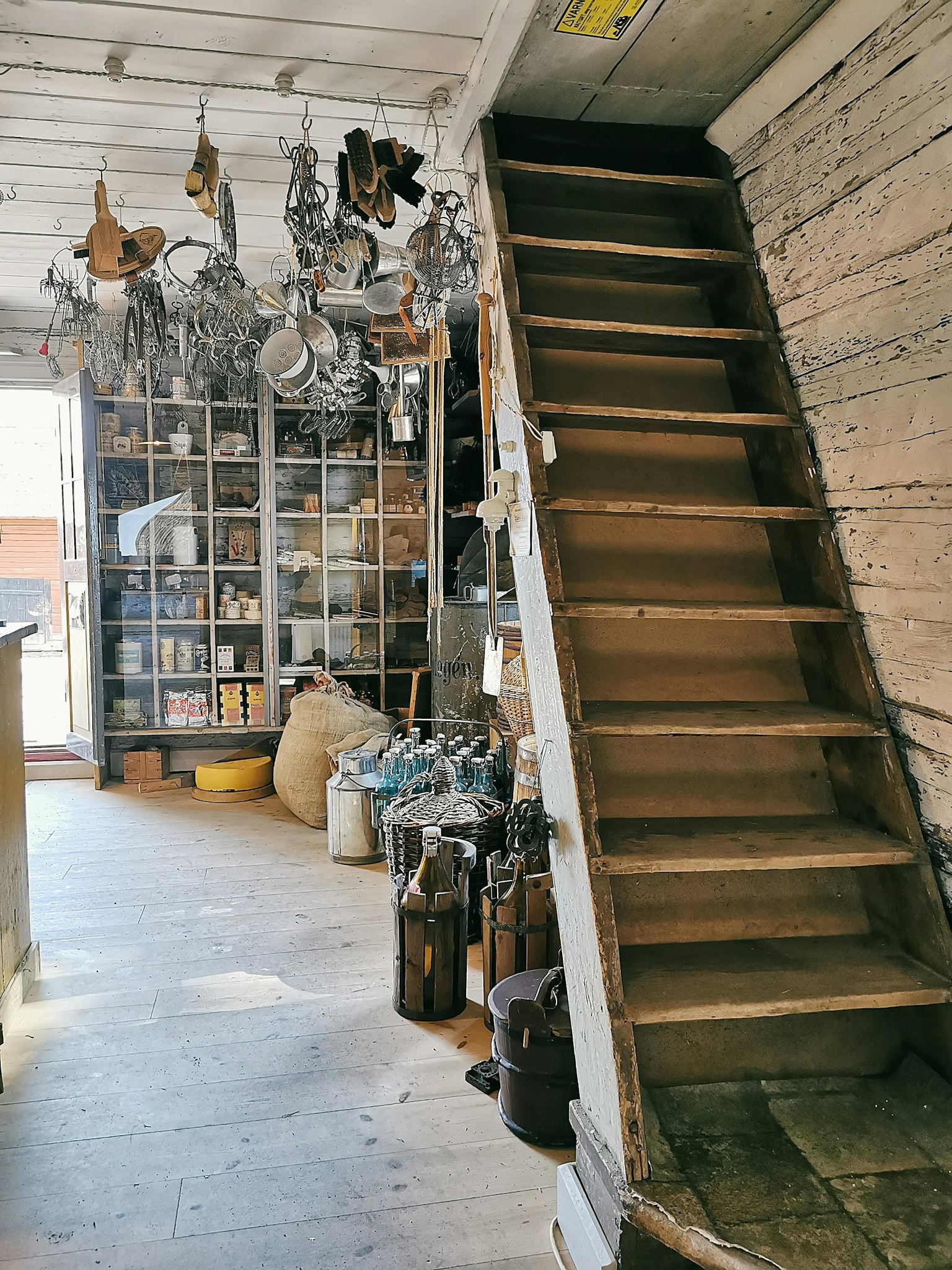 Innenansicht mit Holztreppe und Vintage-Werkzeugen