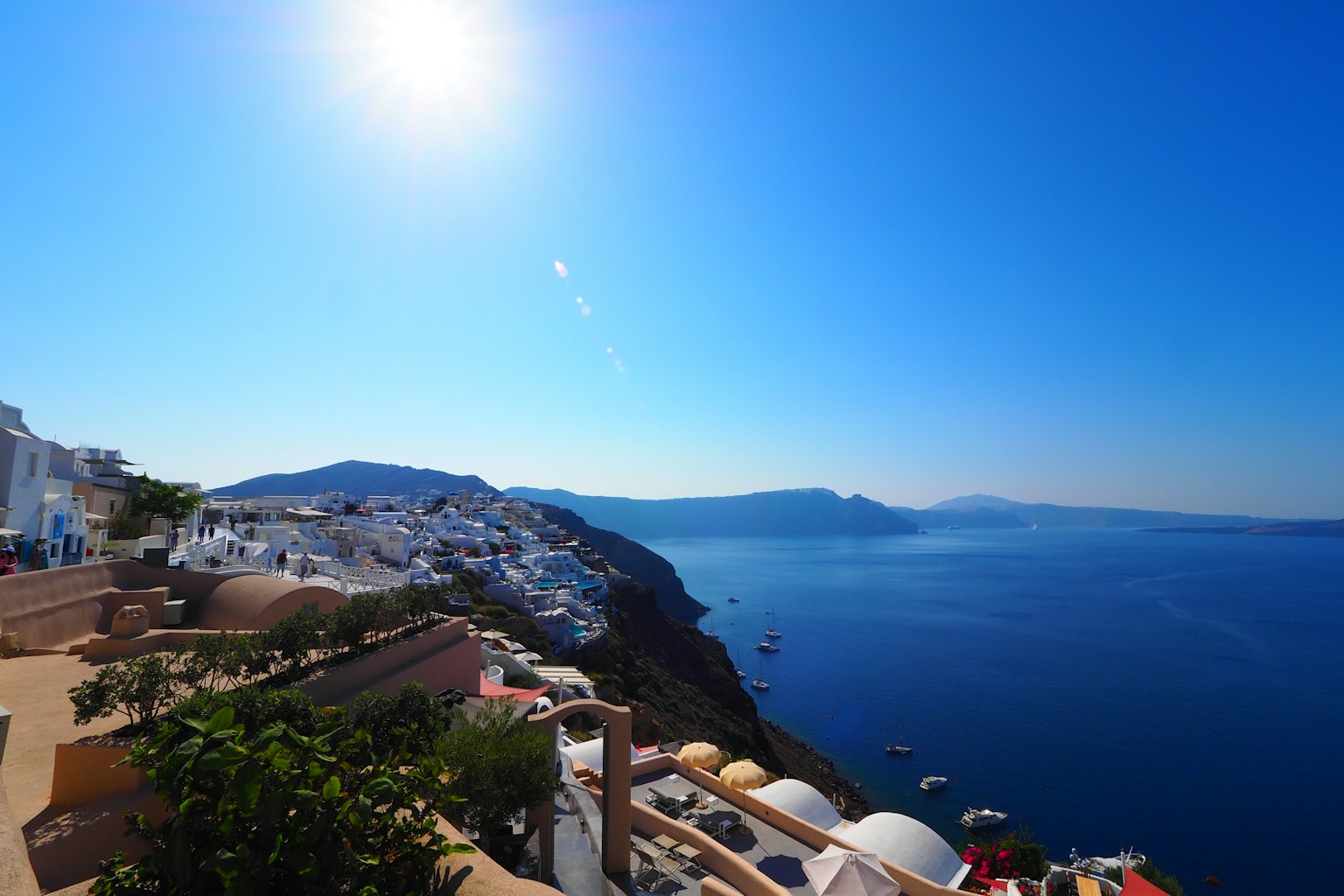 Bầu trời xanh trong và cảnh đẹp tuyệt vời của Biển Aegean với những ngôi nhà trắng của Santorini