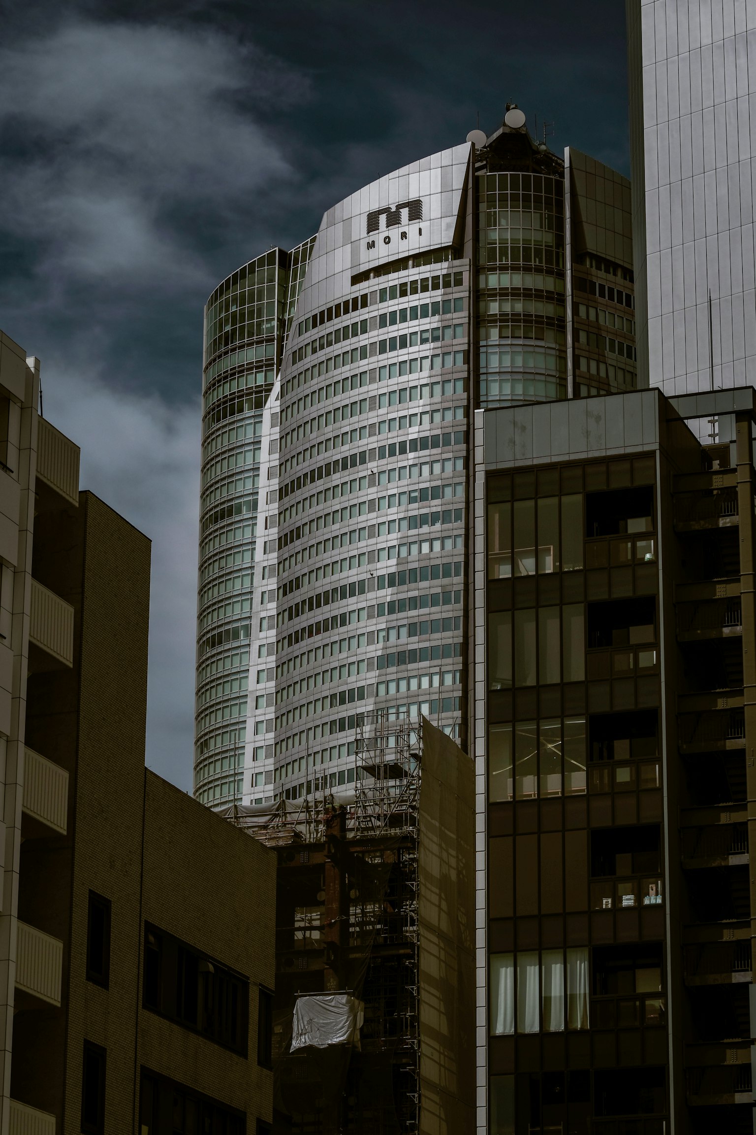 Night view of a skyscraper in an urban setting