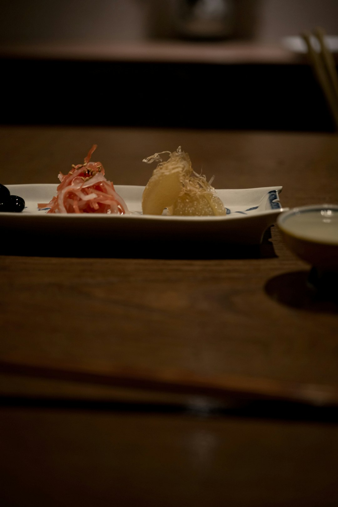 お正月の和食を盛り付けた小さな前菜の器