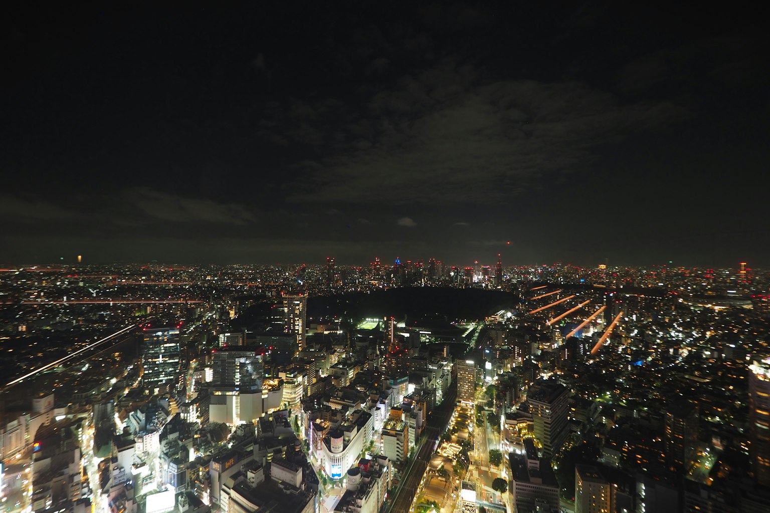 Una impresionante vista aérea del horizonte nocturno de Tokio