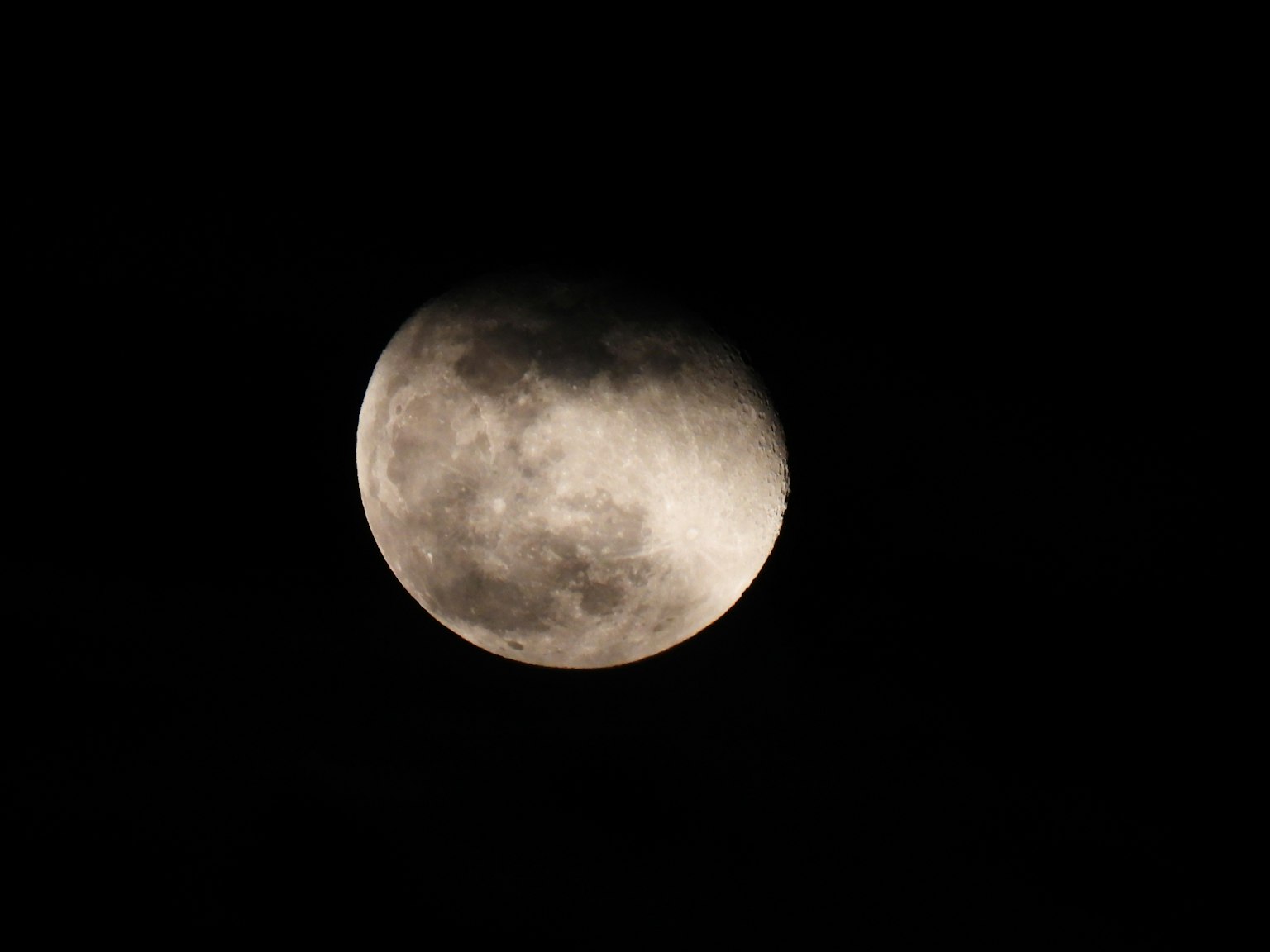 Cận cảnh mặt trăng sáng trên nền tối