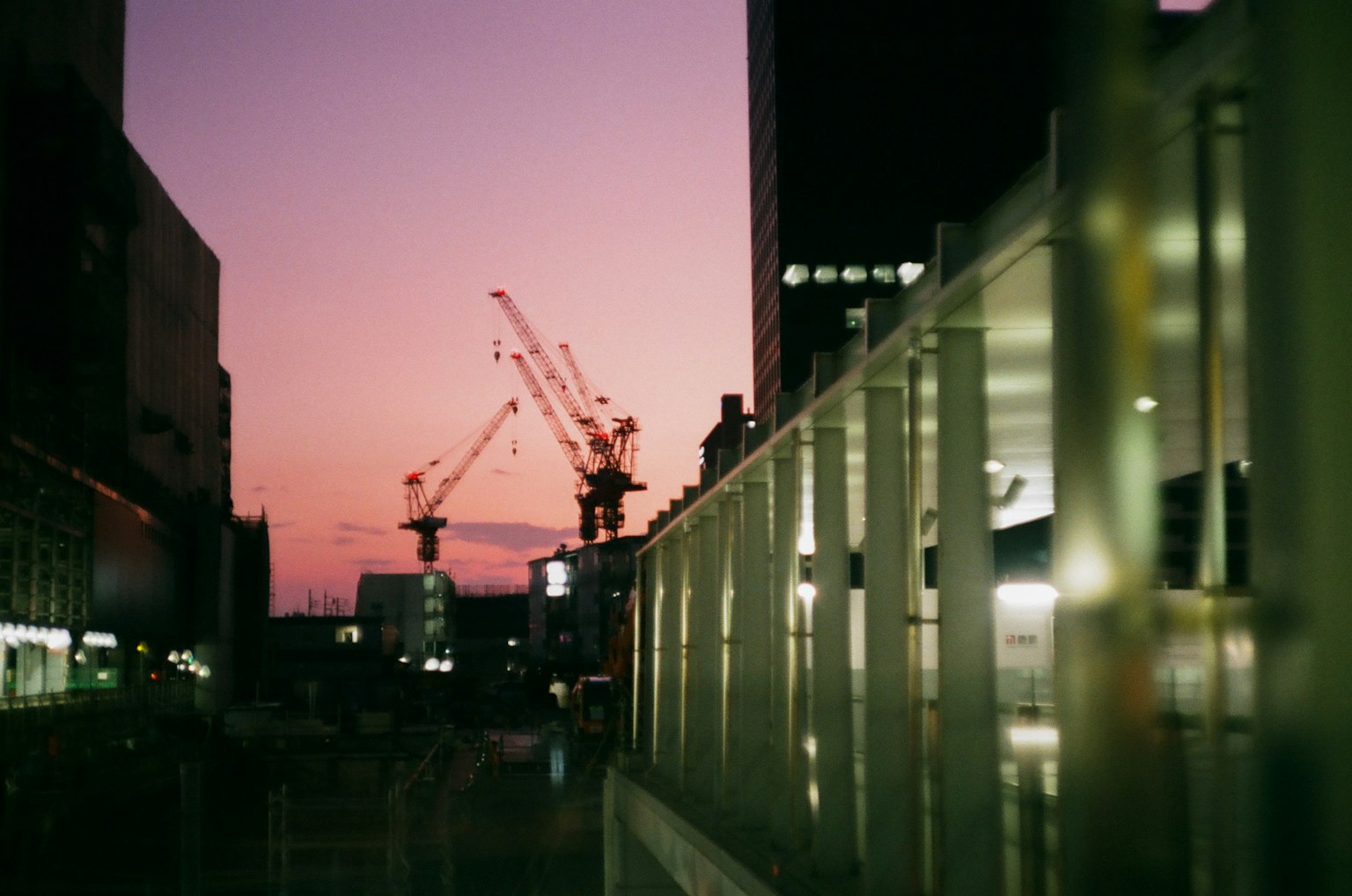 城市風景，起重機在夕陽下的剪影