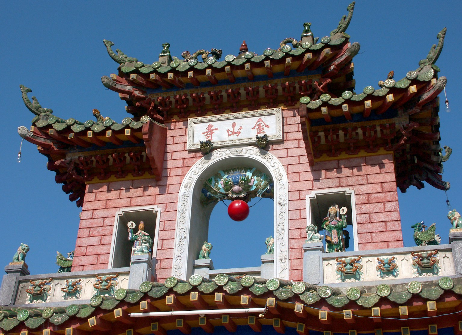 Bâtiment chinois traditionnel avec un toit orné et des décorations colorées