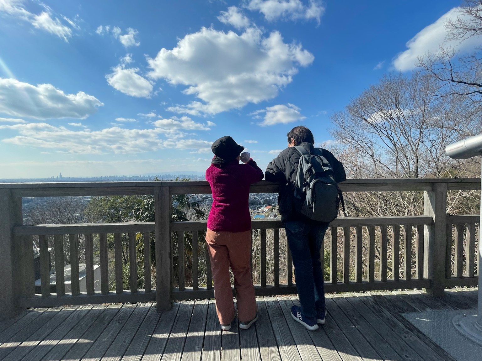 Zwei Touristen genießen die Aussicht von einem Aussichtspunkt unter einem blauen Himmel
