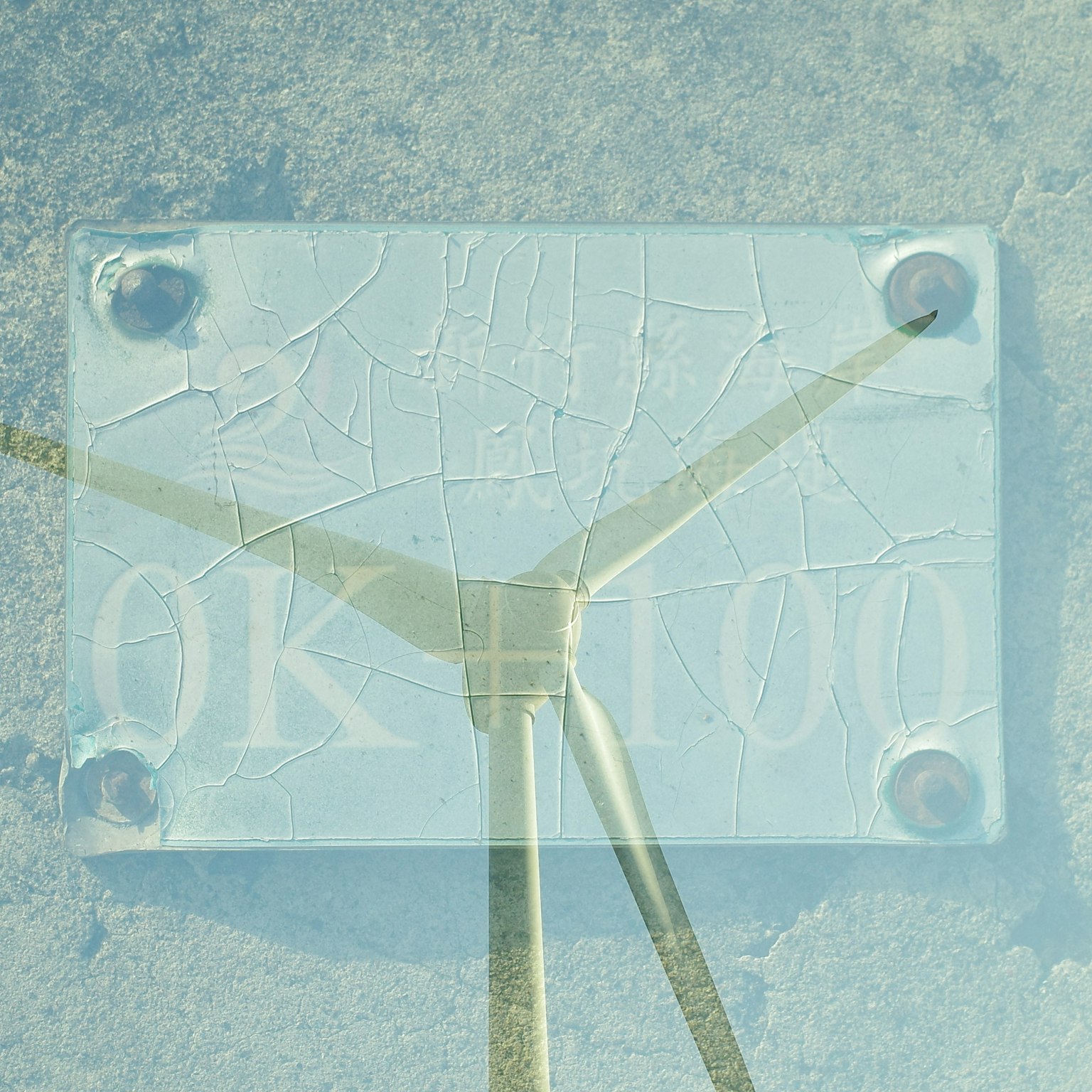 Piastra trasparente con design di turbina eolica su sfondo blu