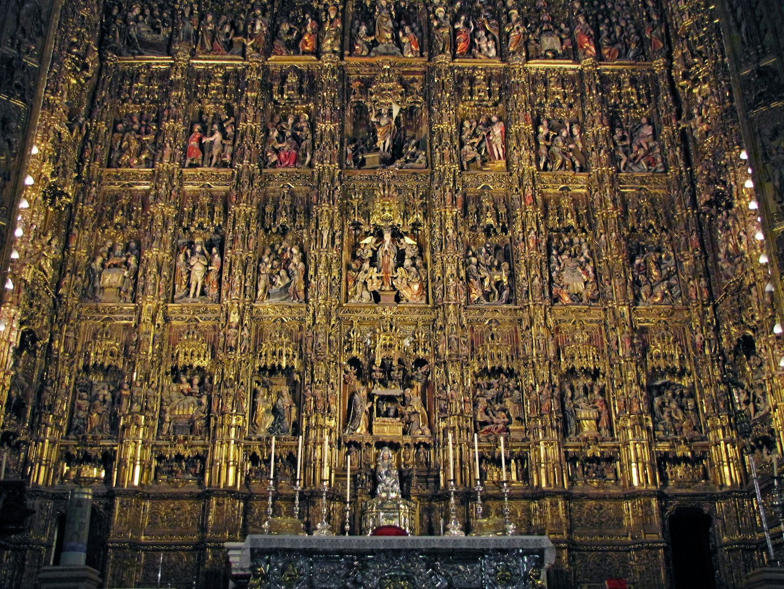 Autel doré élaboré avec des sculptures et des décorations détaillées