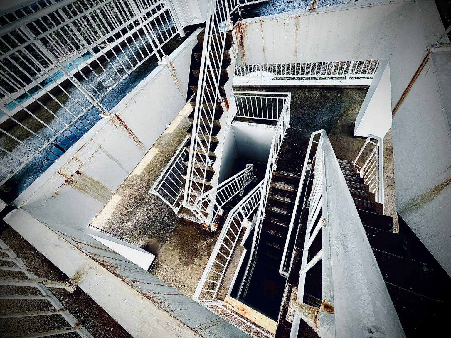 Structure intérieure complexe avec des escaliers blancs entrecroisés