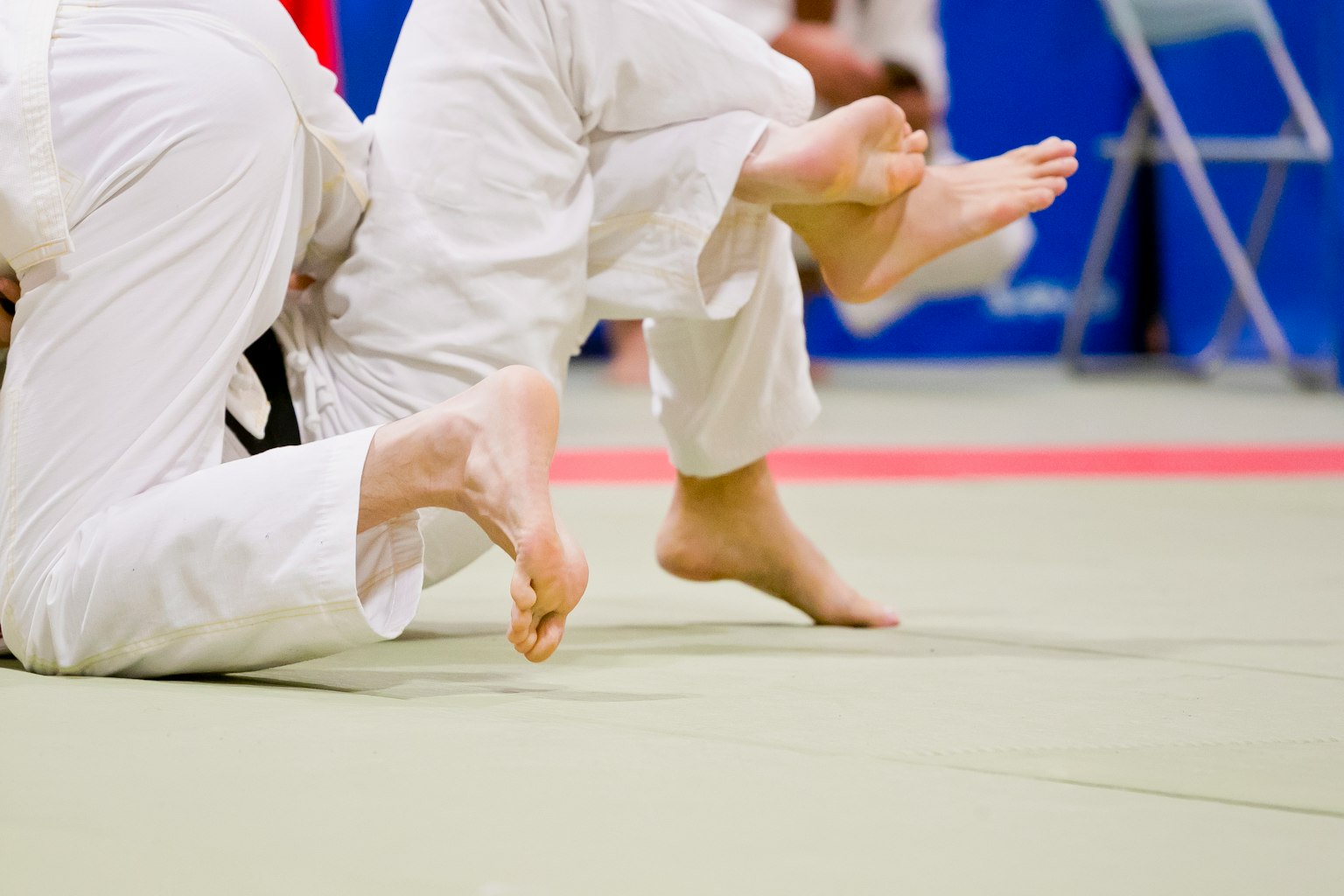 Nahaufnahme von Füßen während eines Judo-Wettkampfs auf einer Matte