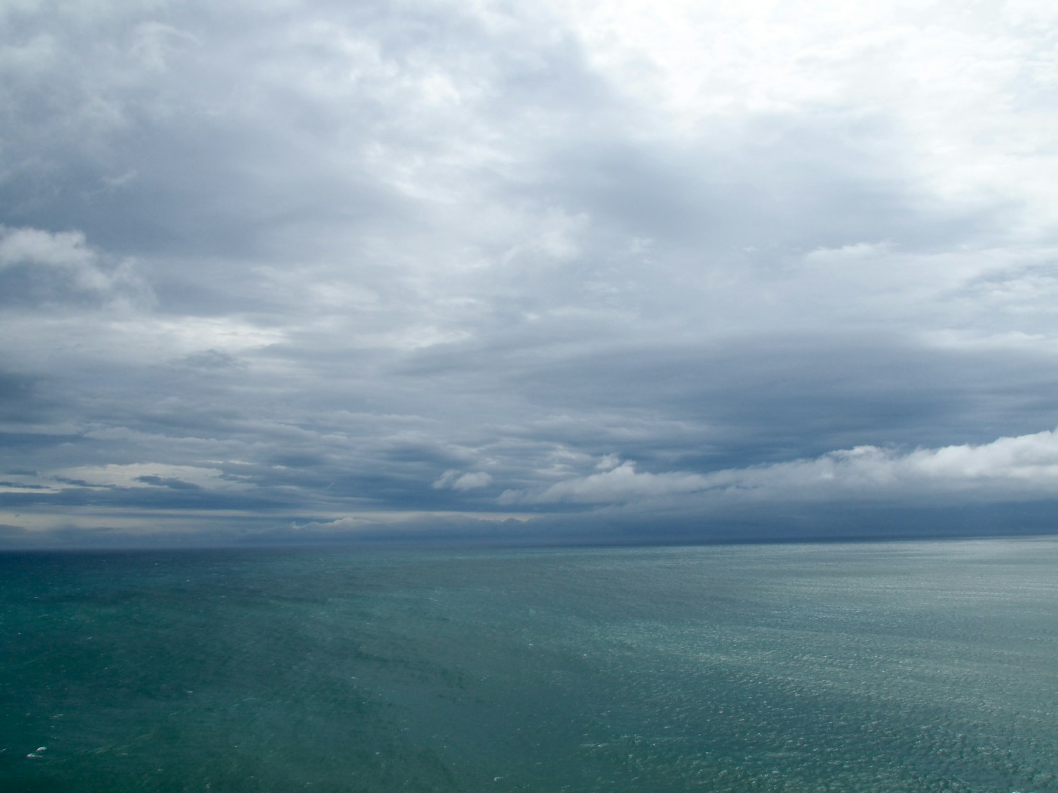 青い海と灰色の雲が広がる風景