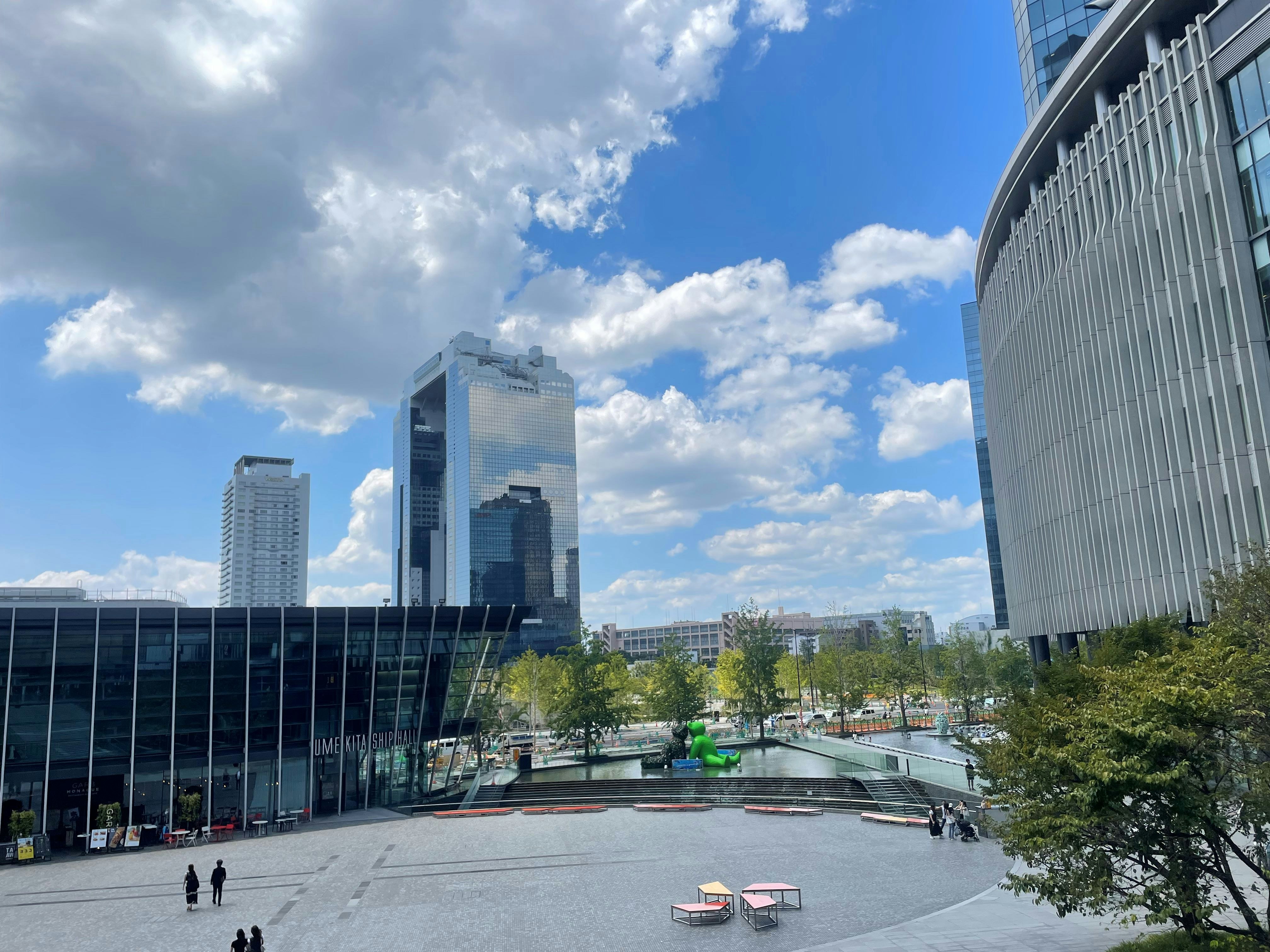 夏旅在远处的氛围：城市广场与办公高楼
