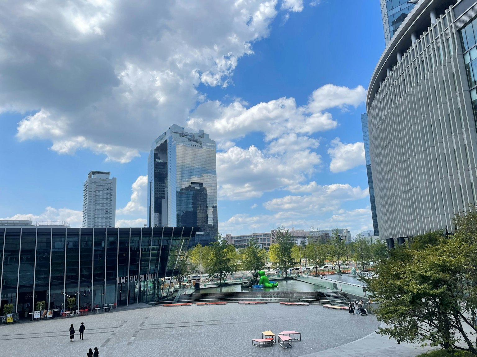 現代城市廣場與摩天大樓，藍天與白雲交相輝映