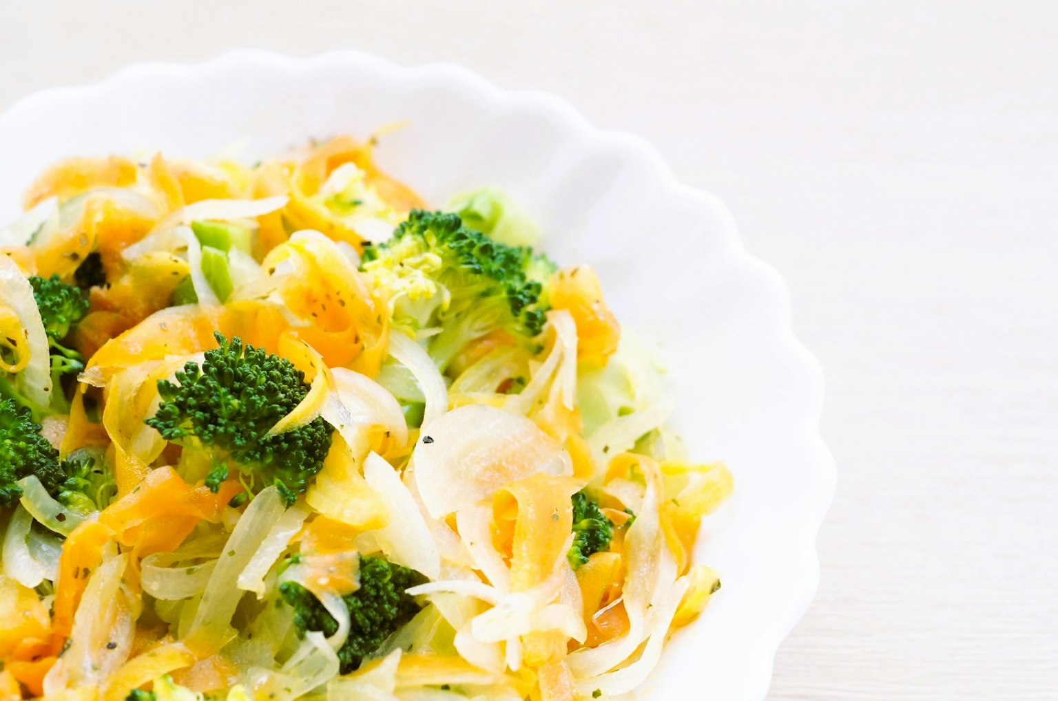 Insalata fresca di broccoli e cavolo servita in una ciotola bianca