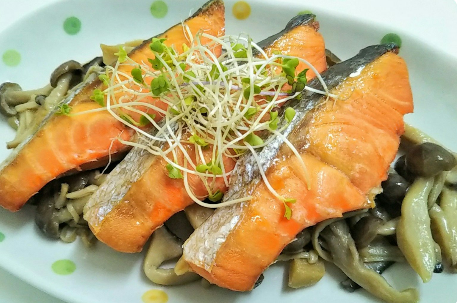Filets de saumon grillés servis avec des champignons et garnis de pousses
