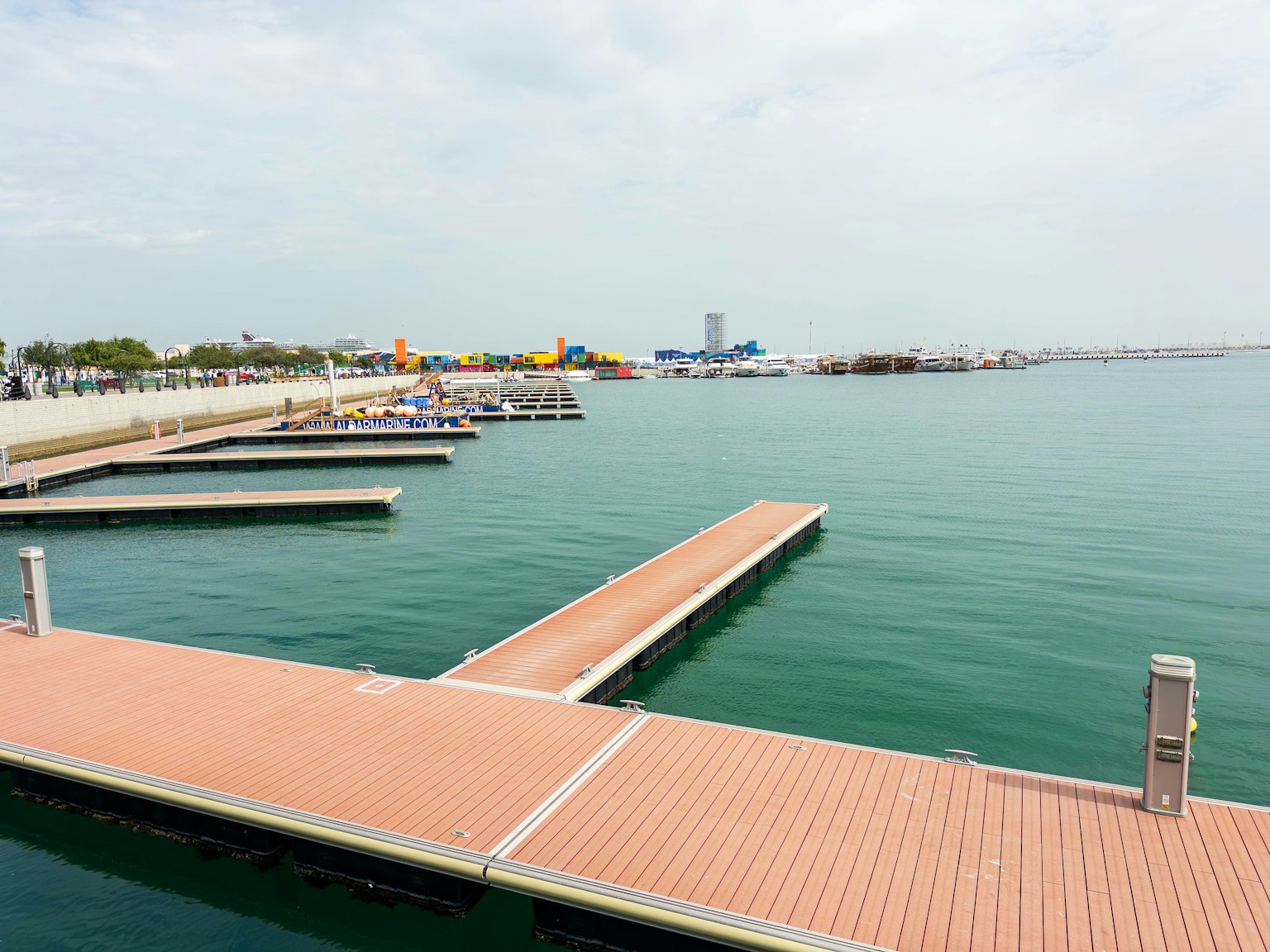 Vue pittoresque d'une marina avec des quais en bois et une eau calme