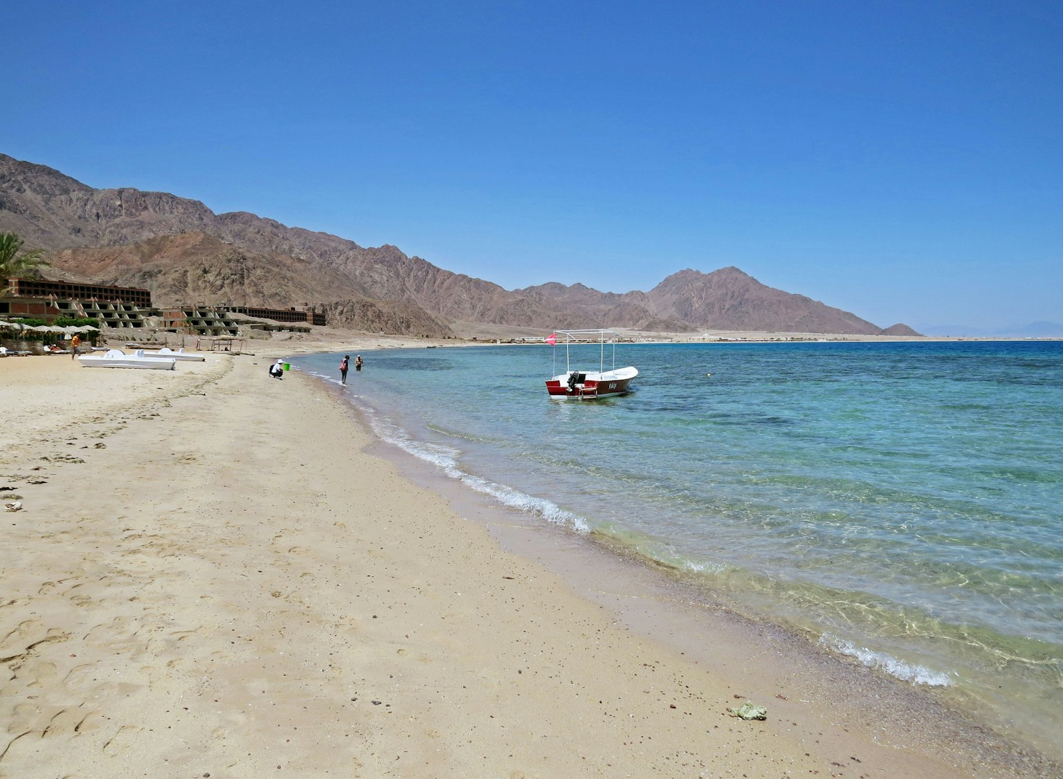 Vue de plage pittoresque avec mer bleue et rivage de sable
