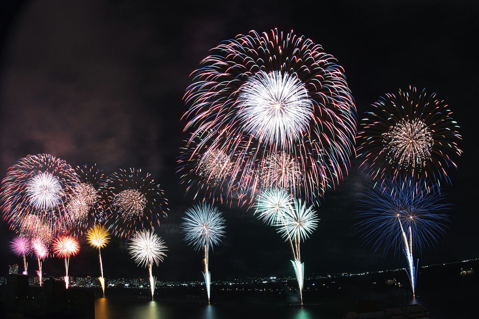 การแสดงดอกไม้ไฟหลากสีสันในยามค่ำคืน