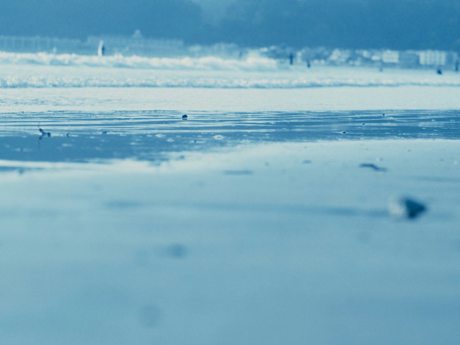 Une scène de plage tranquille avec de l'eau bleue et des vagues douces