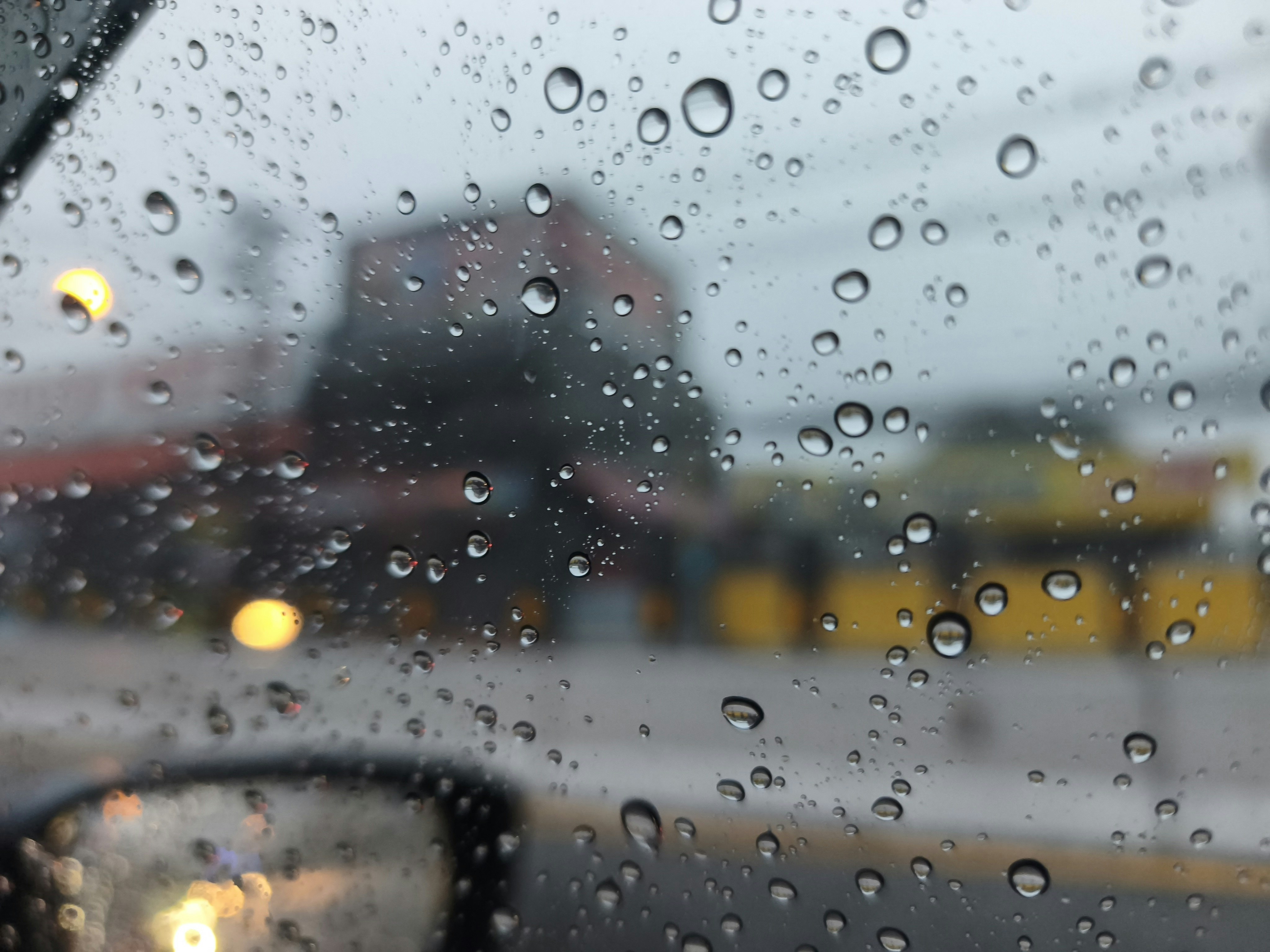 雨粒のついた窓越しの街並み