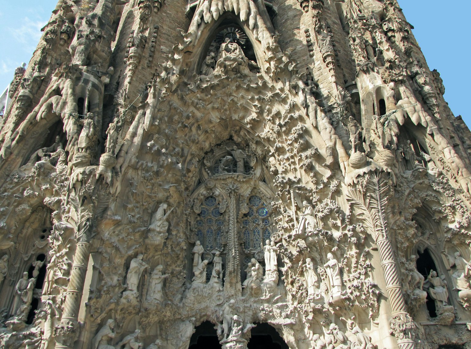 Detaillierte Ansicht der skulptierten Fassade der Sagrada Familia