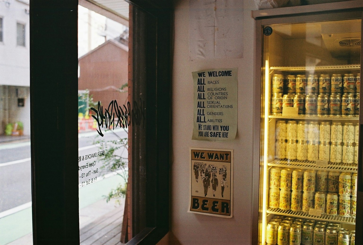 Blick auf einen Bierautomaten und ein Menü von einem Fenster