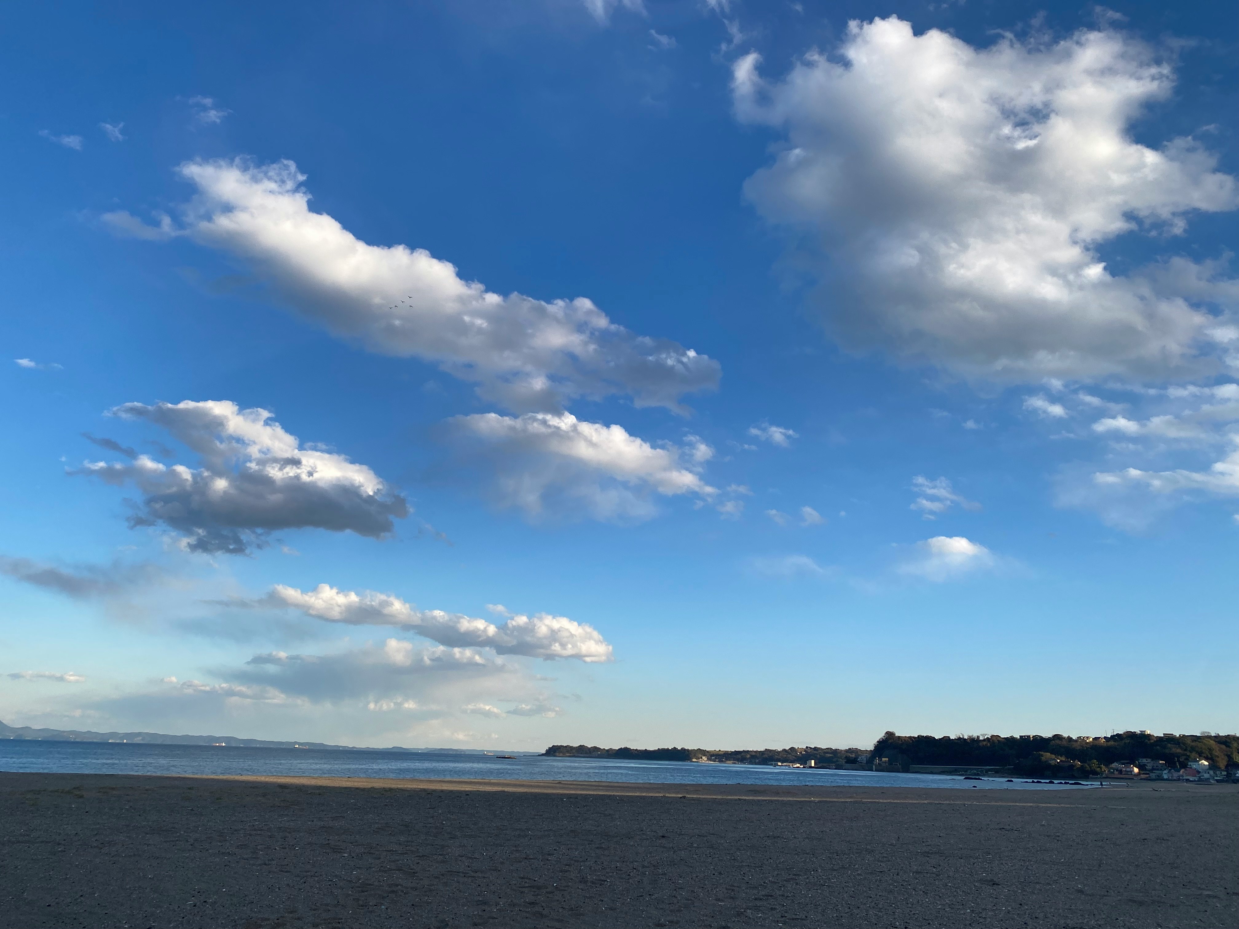 三浦海岸の砂浜と青空に浮かぶ雲の風景