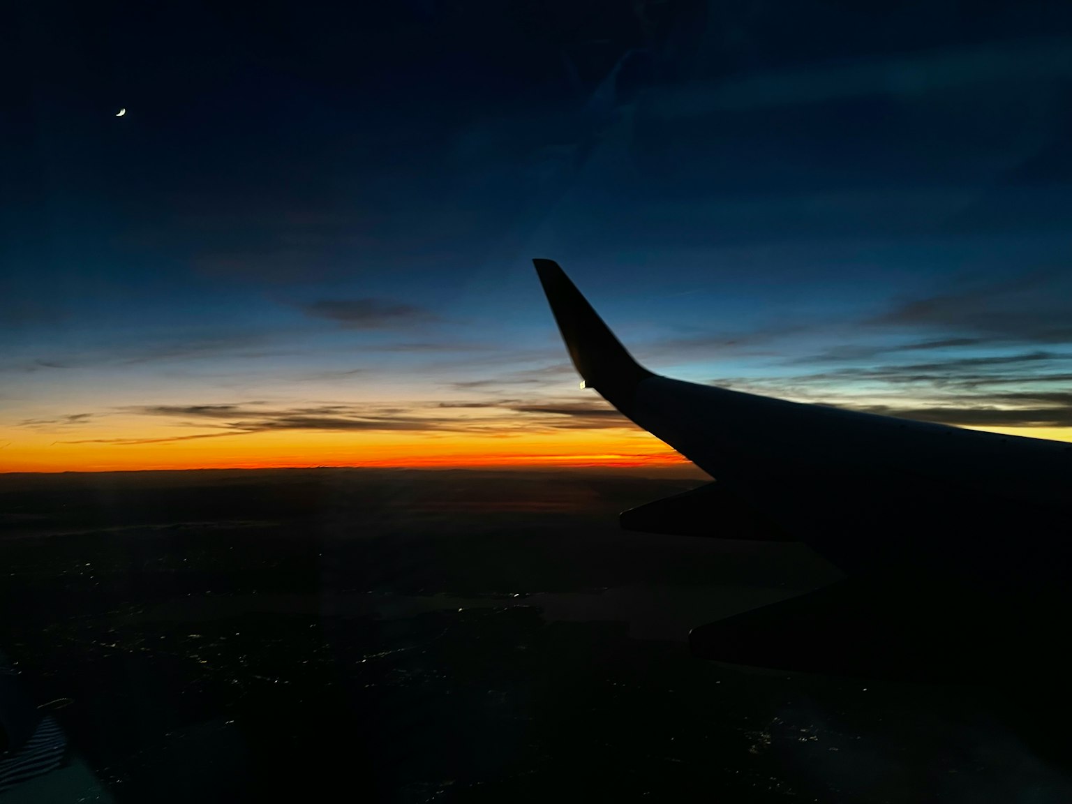 Vue d'une aile d'avion contre un ciel au coucher de soleil
