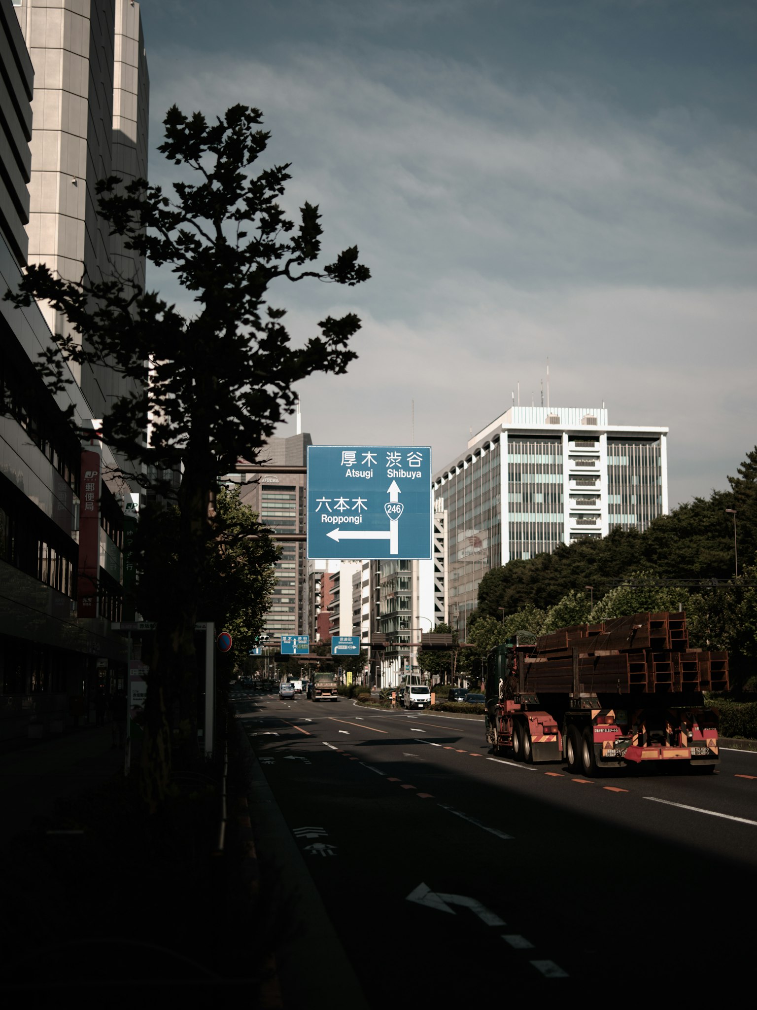 街道景觀，包含交通標誌和建築物