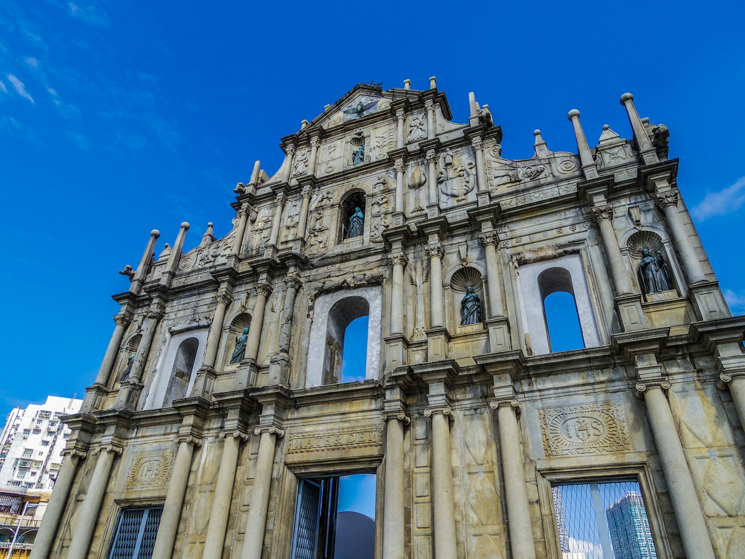 Prächtige Fassade der Ruinen von St. Paul in Macau unter einem klaren blauen Himmel