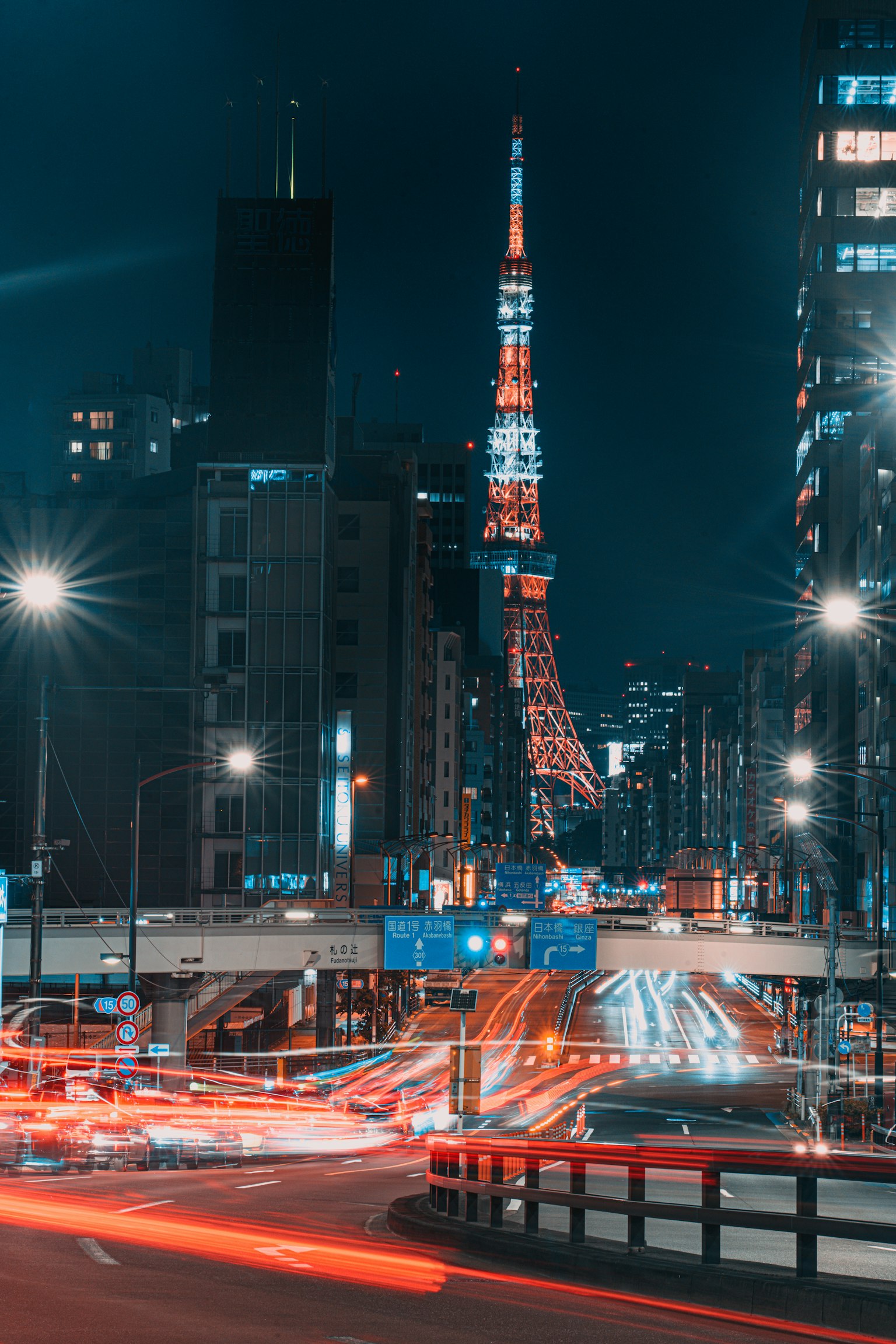 Tokyo Tower bei Nacht beleuchtet mit bewegten Verkehrslichtern