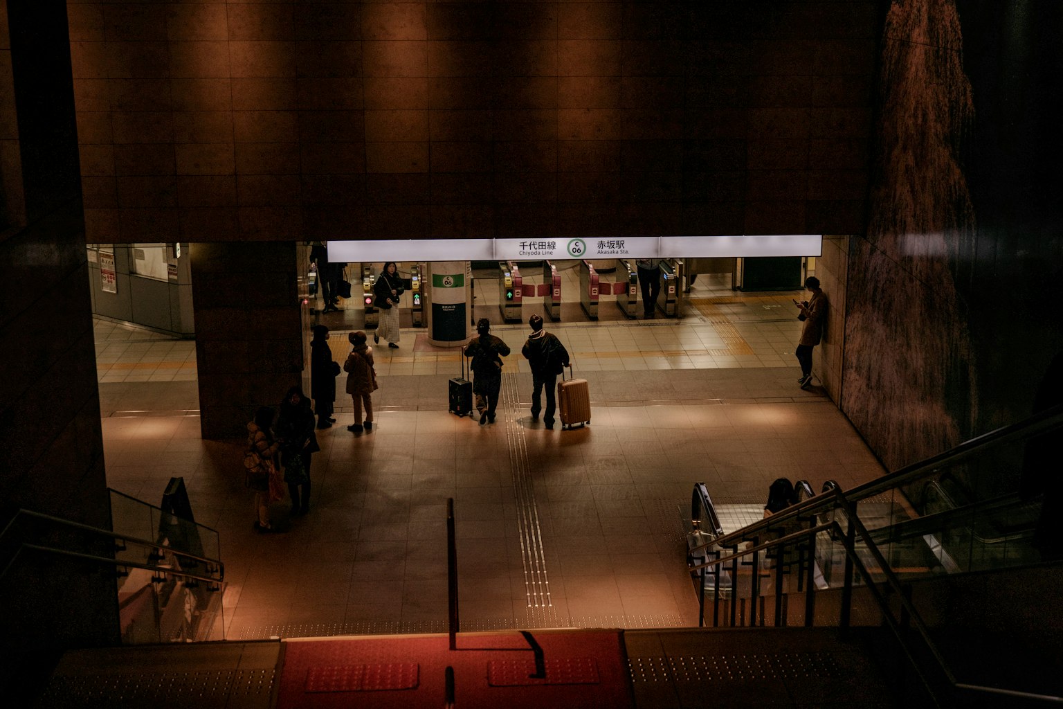 Eine schwach beleuchtete Lobby mit mehreren sichtbaren Personen