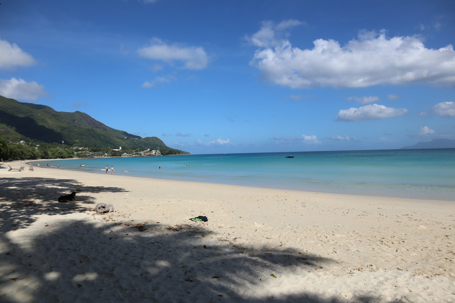 Hermosa escena de playa con mar azul y arena blanca
