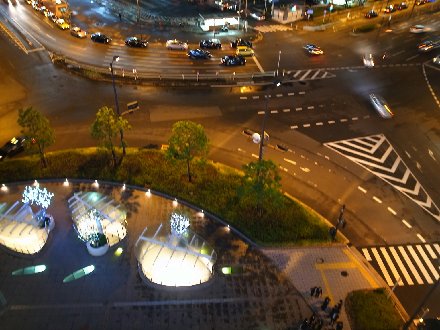 繁忙交叉口的夜景，带有照明喷泉