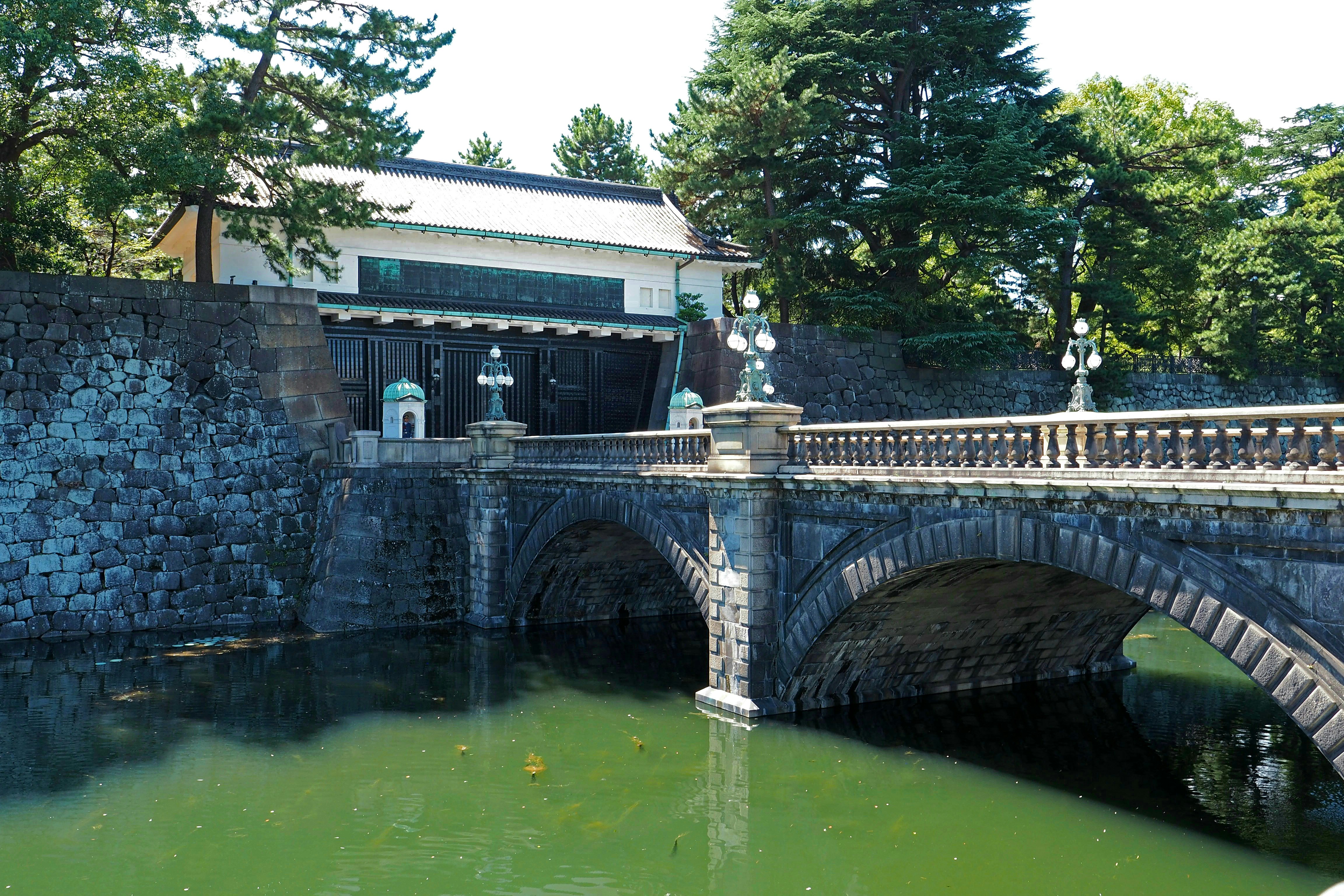 石拱橋跨過花園池塘的景色