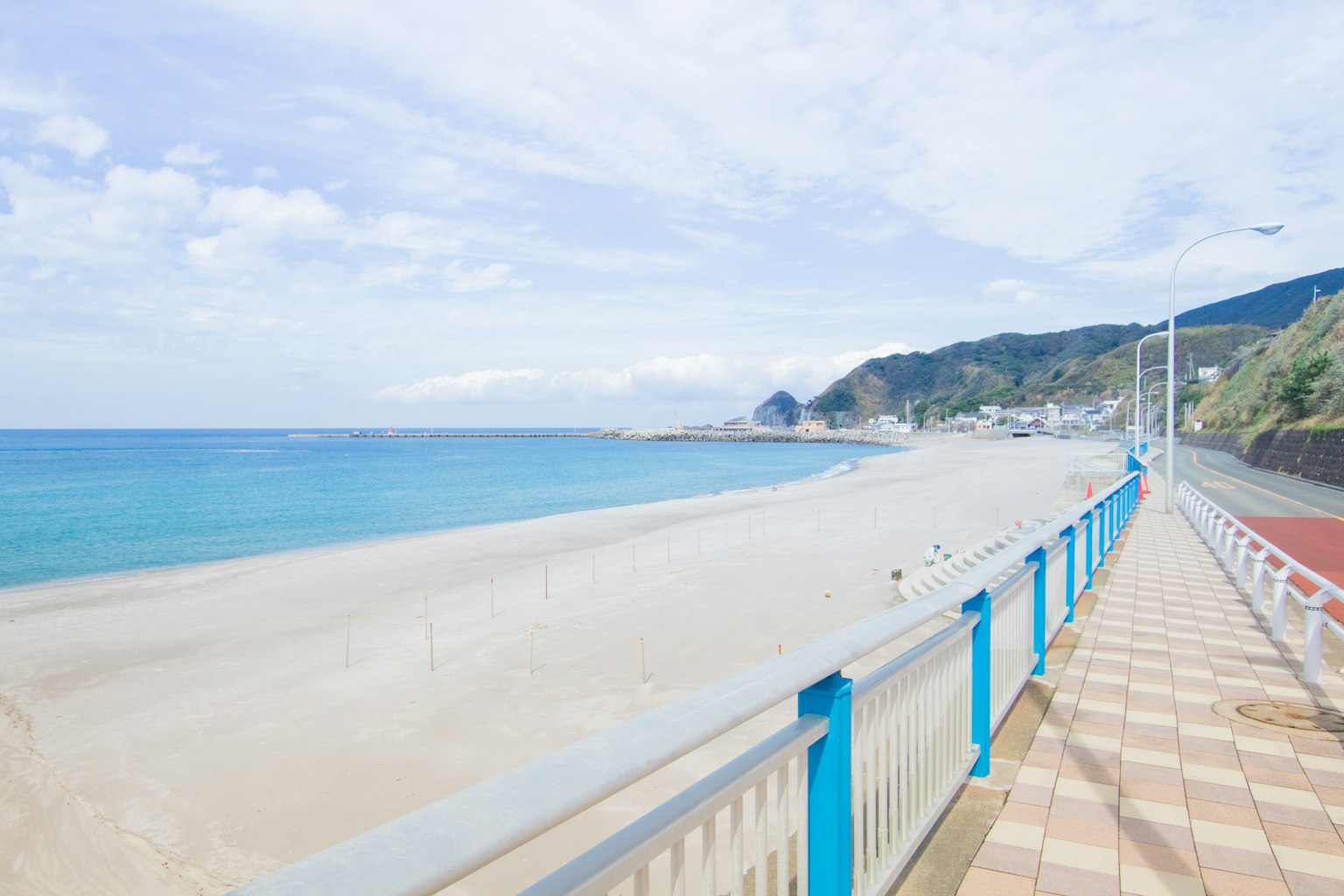 Malerei von einem Strandweg mit blauem Ozean und Sandstrand