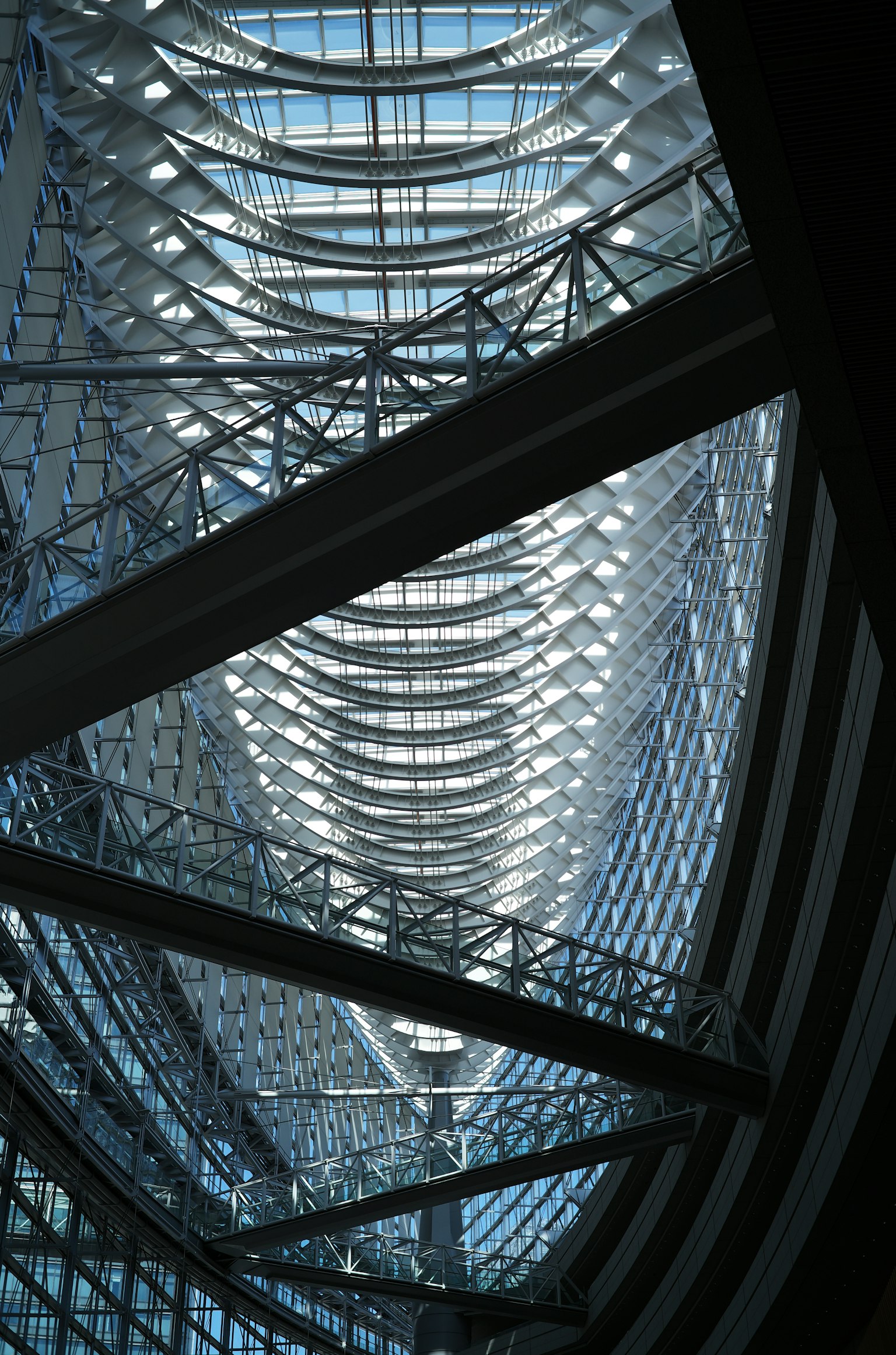 Interior de un edificio moderno con techo de vidrio y estructuras metálicas