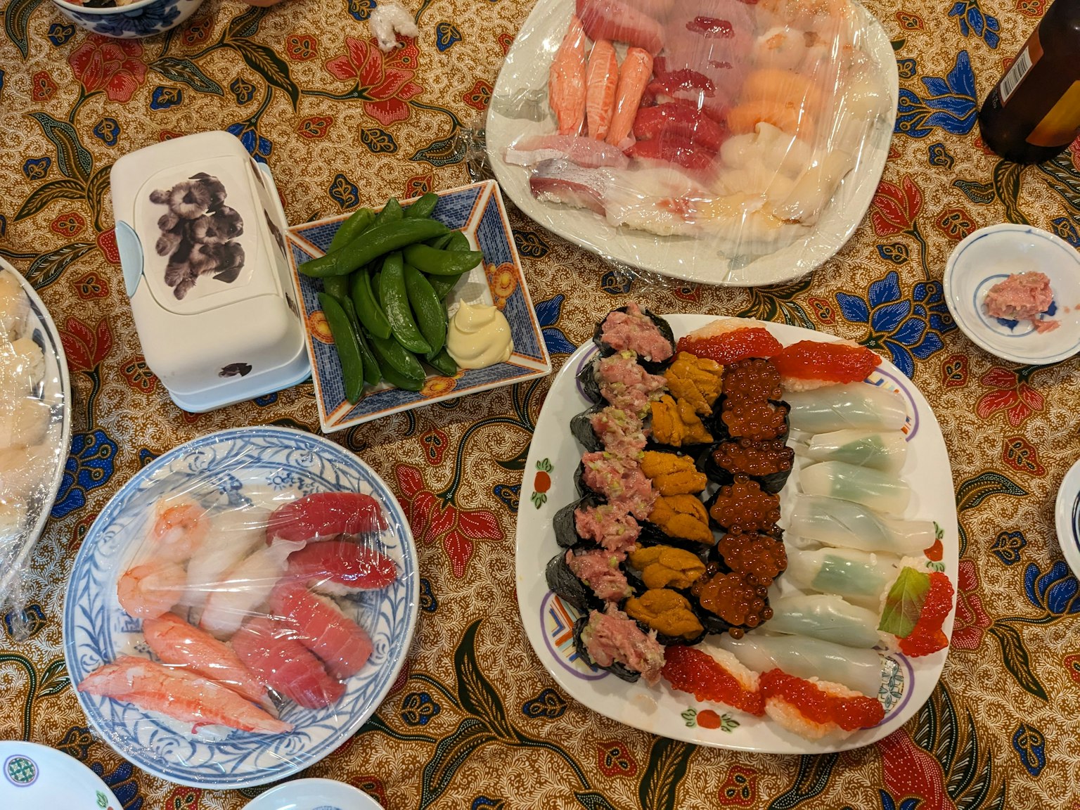 Món sushi và sashimi nhiều màu sắc được bày trên bàn