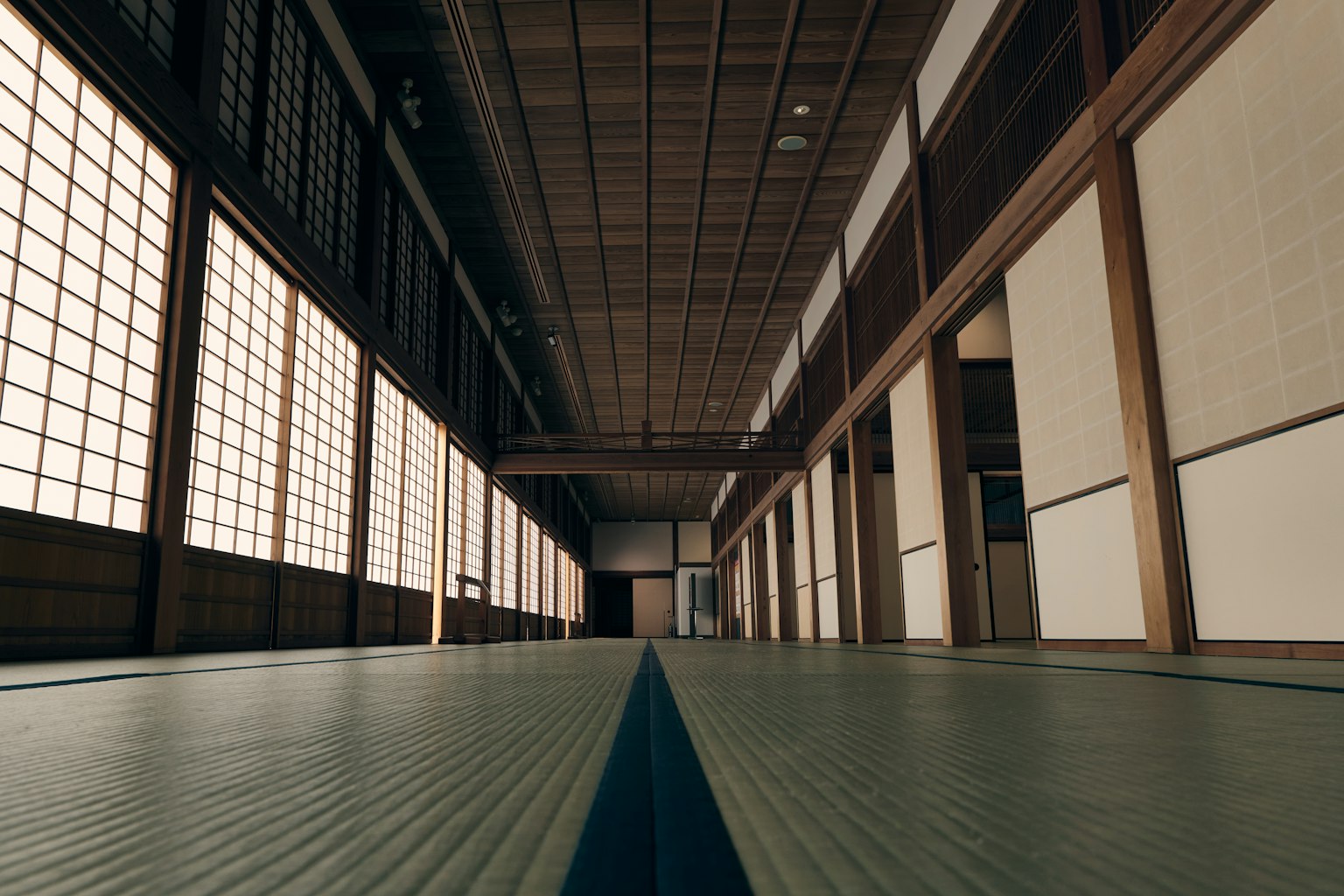 Interior espacioso de una habitación japonesa con suelo de tatami y grandes ventanas