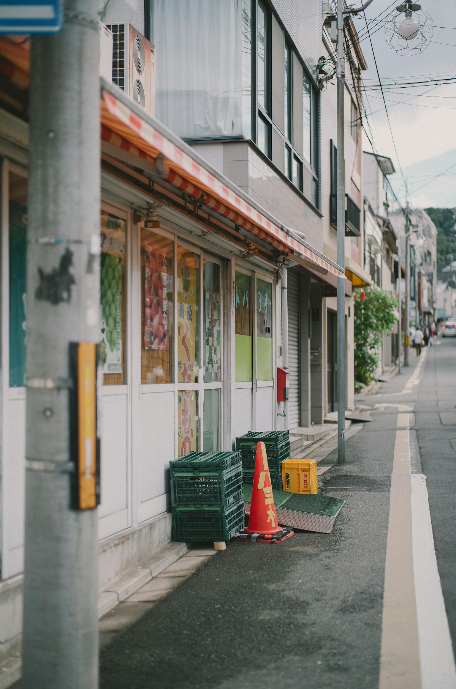街道景观，展示商店和交通锥