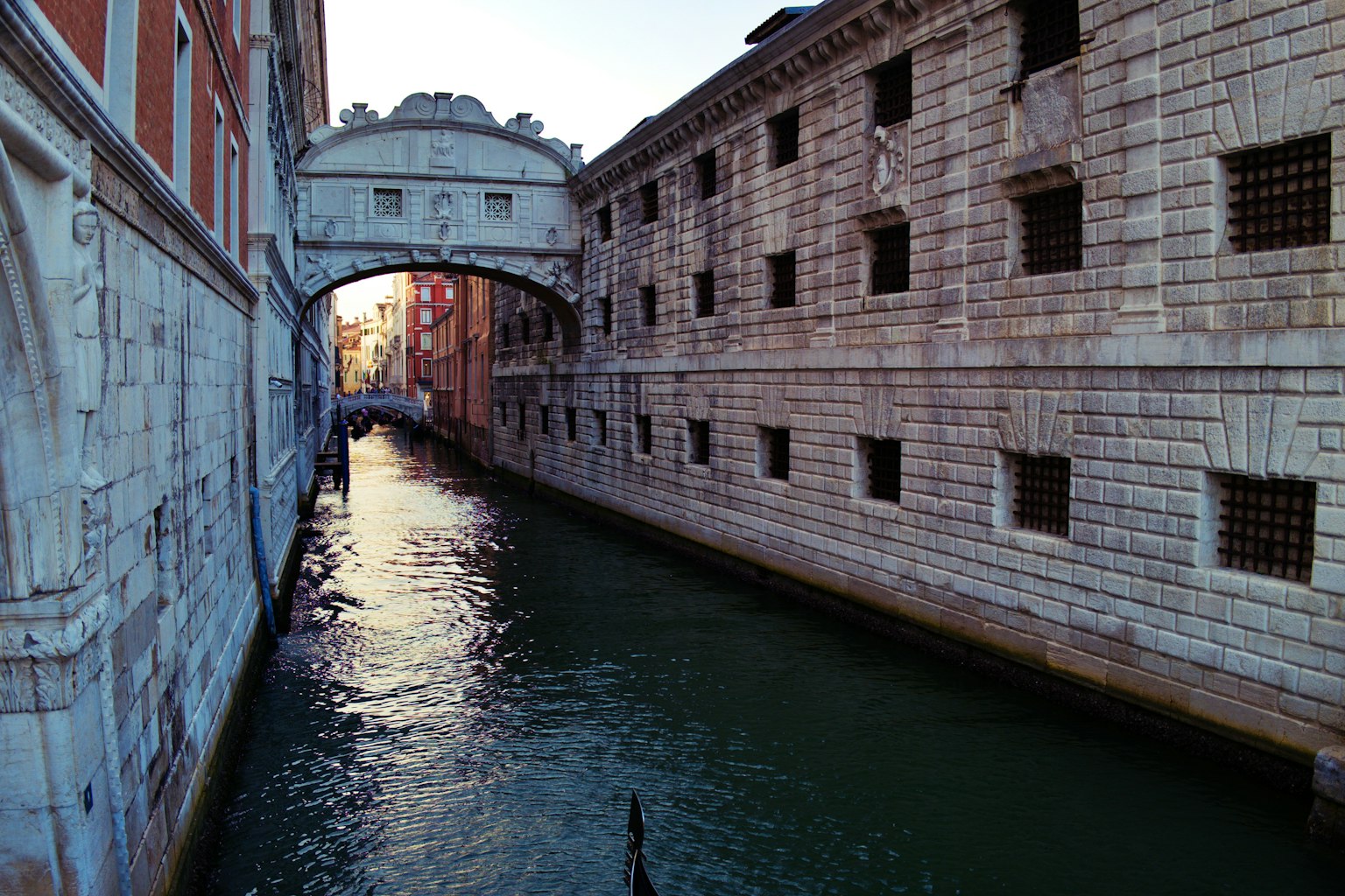 Vista di un canale tranquillo vicino al Ponte di Rialto a Venezia