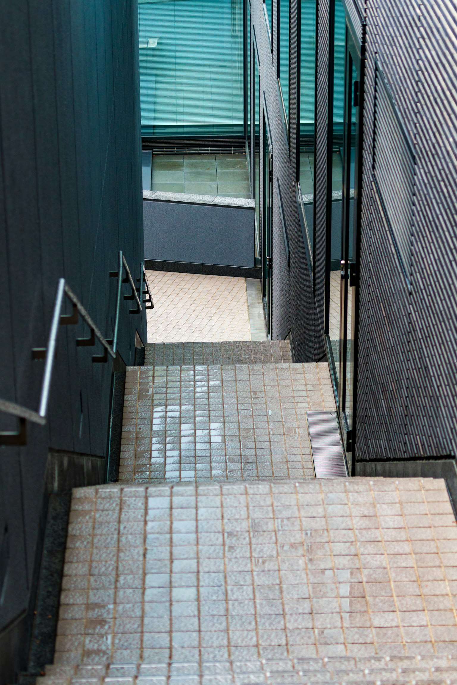 Escaliers en béton vus d'en haut avec des murs en verre
