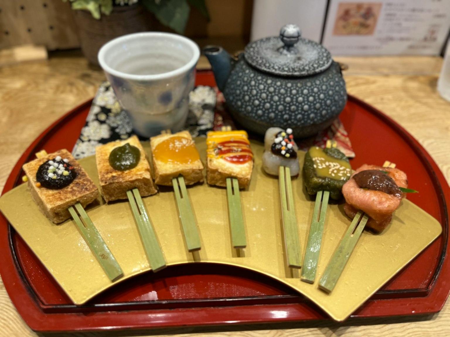 美麗的盤子上擺放著日本茶具和各種美食