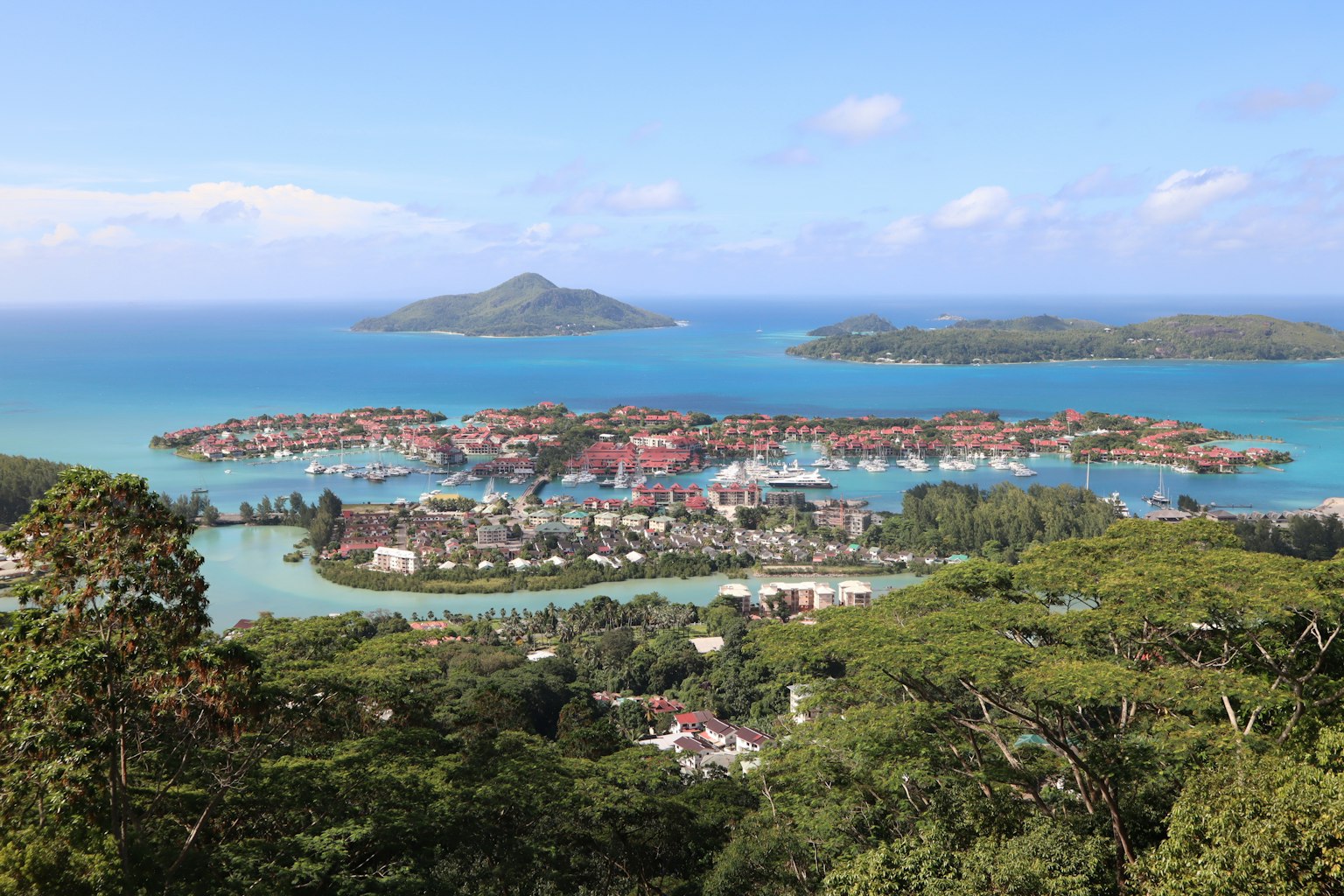 美丽景观的全景视图，背景是蓝色海洋和岛屿